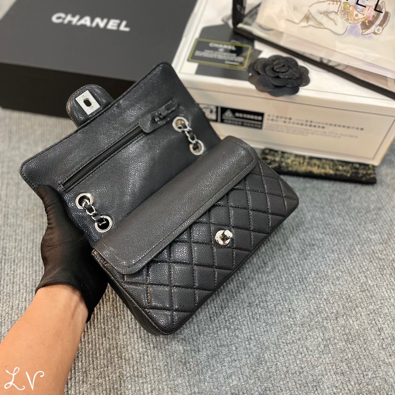Chanel Classic 9" / Chanel Bag พร้อมส่ง กระเป๋าสะพายรุ่นยอดนิยม งานหนังสวยมาก มาพร้อมกล่อง อปก ครบเซ็ท ใช้งานต่างประเทศได้ ภาพถ่ายจากงานขายจริง