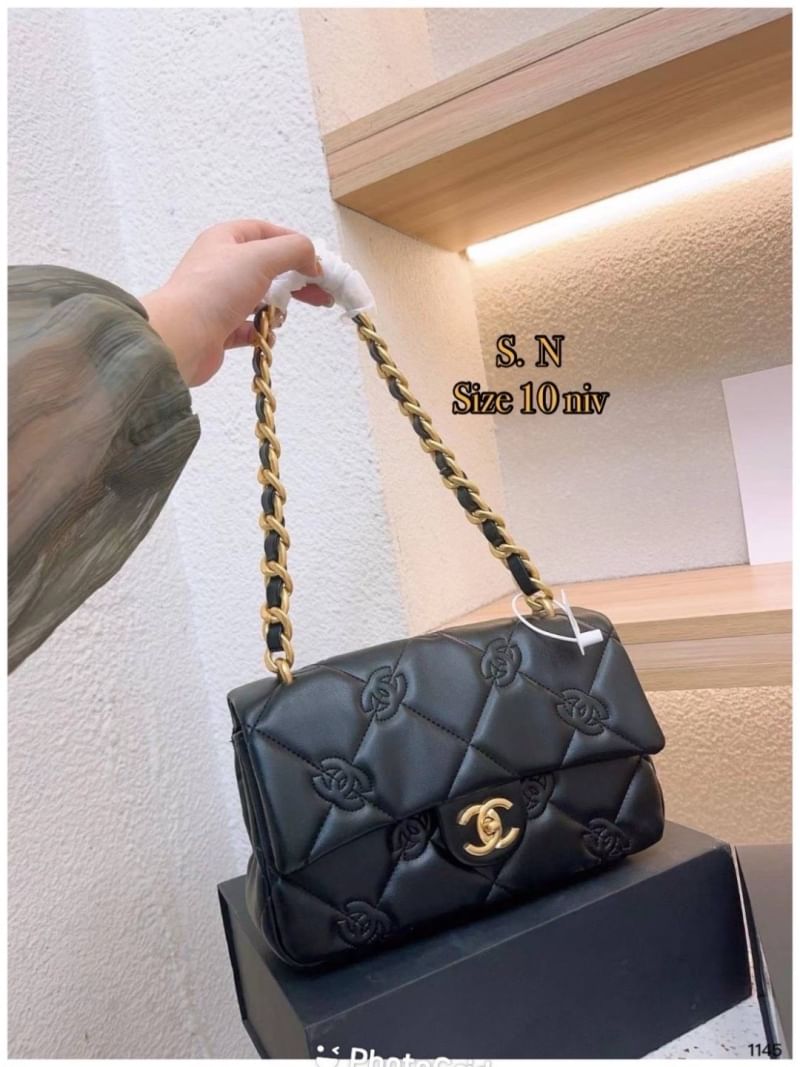 Chanel Flap Bag กระเป๋าสะพายทรงคลาสสิกดีไซส์เป็นเอกลักษณ์ที่ ปั้มโลโก้แบรนด์ที่ตัวกระเป๋า สวยเด่นชัด มาพร้อมสายสะพายโซ่สลับหนังเส้นใหญ่ ทนทาน ดูแพง ชวนสะสม ตอบโจทย์ได้ดีกับทุกสไตล์