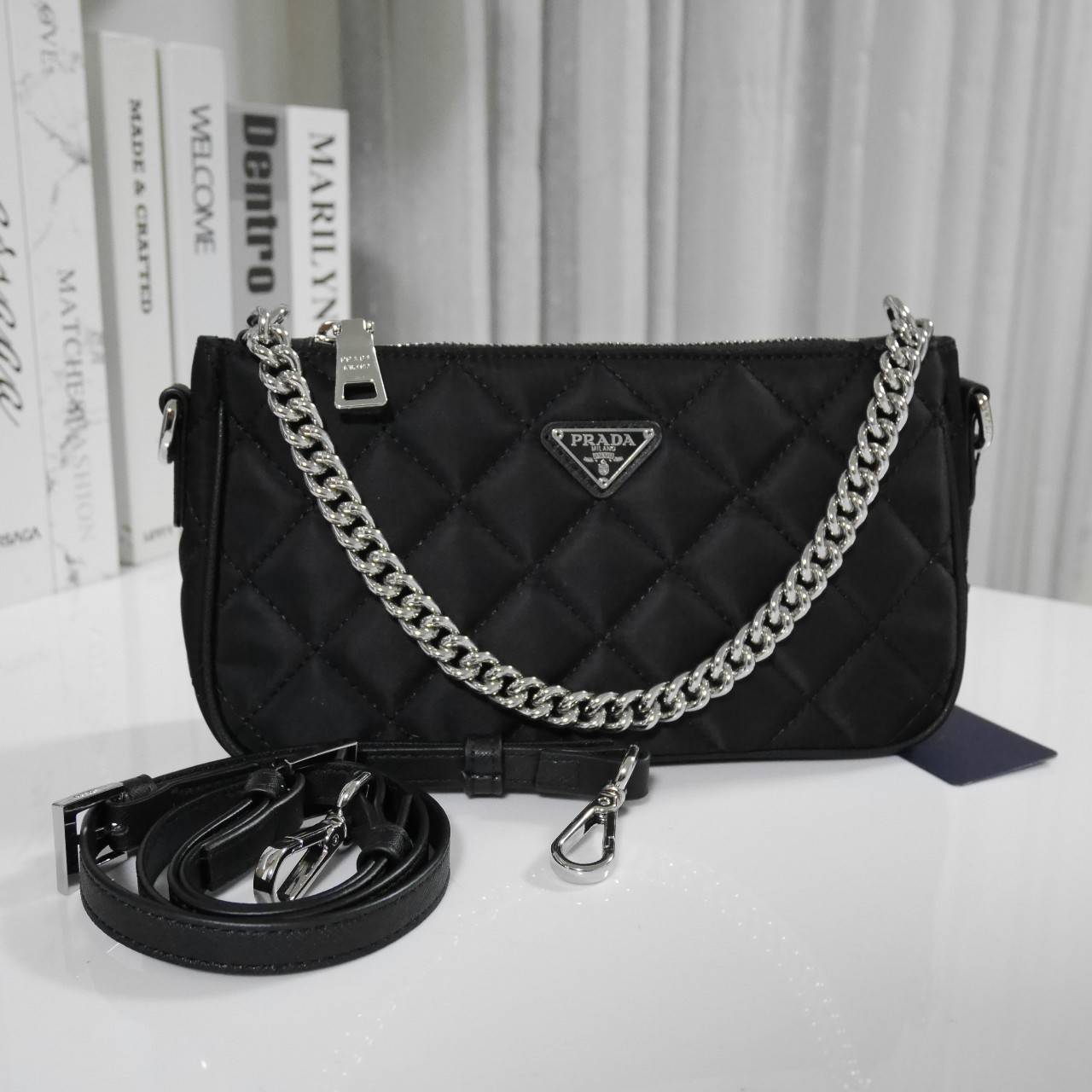 PRADA Tessuto Nylon Crossbody Bag ✨ กระเป๋าผ้าไนล่อนลายตาราง ขนาดกำลังดีกำลังน่ารักเลยค่ะ เหมาะกับการใช้เป็น EVERYDAY LOOK สุดๆ ใบนี้ห้ามพลาดเลย