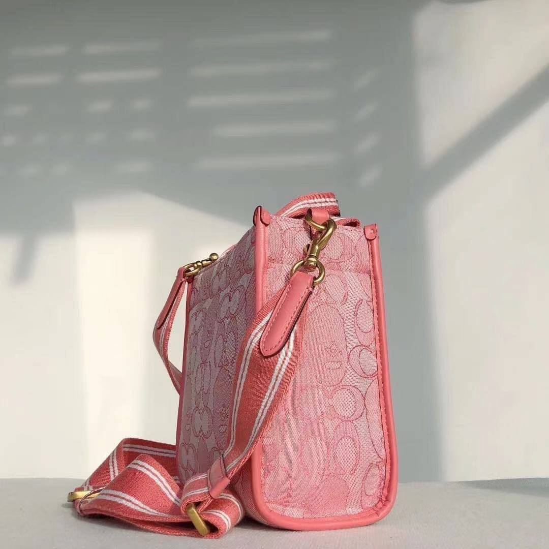 Coach Bape X Coach Tote 22 In Signature Jacquard กระเป๋าถือและครอสบอดี้โท้ทมินิไซส์ รุ่นใหม่สุดฮอต!! ใบจริงคือน่ารักม้ากกกก!! สวยอยู่ทรง มี 2 สี น่ารักน่าใช้ วัสดุหนังแคนวาส มาพร้อมหูจับในตัวและสายสะพายข้าง ถอดออกหิ้วเก๋ๆก็ได้ หรือสะพายถ่ายรูปชิคๆก็ดูดี ล