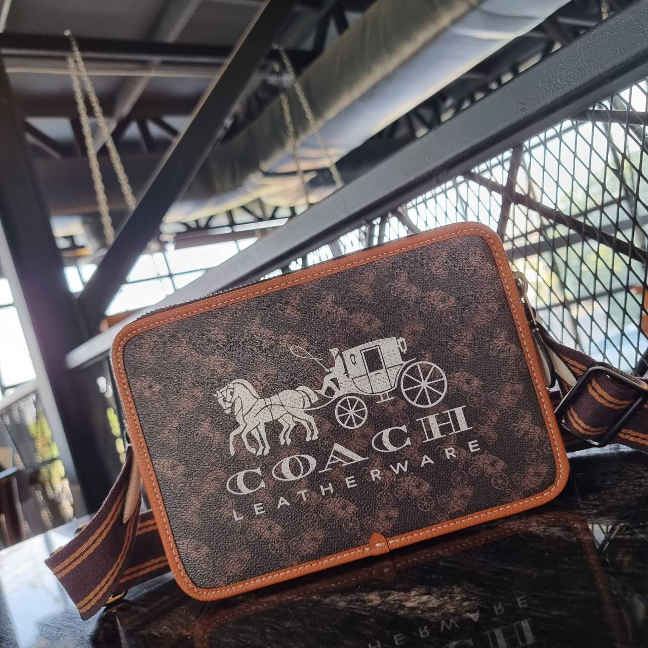 COACH C8445 CHARTER CROSSBODY 24 WITH HORSE AND CARRIAGE PRINT หล่อได้ไม่ซ้ำใคร กับไอเท็มใหม่ล่าสุด ชิคๆคูลๆ กับกระเป๋าสะพายข้าง ดีไซน์ทรงกล่อง ตกแต่งลวดลายดูโดดเด่น วัสดุหนังแคนวาสสลับหนัง pepble มีซิป 2 ฝั่ง ใส่ของได้จุใจ ของสำคัญใส่ไปเลยครบๆ สายสะพายปร