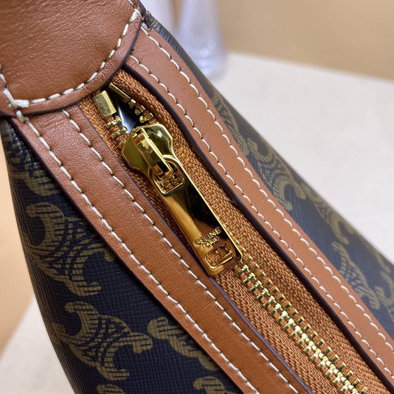 CELINE HOBO / CELINE HELOISE BAG IN SUPPLE CALFSKIN ไปตามตาลิซกัน ^^ เดอะเบสท์เซลเลอร์ต้องยกให้ กับกระเป๋าสะพาย ฟังก์ชั่นสุดเลิศ จุของได้เยอะ ดีไซน์รูปทรงใช้งานง่าย