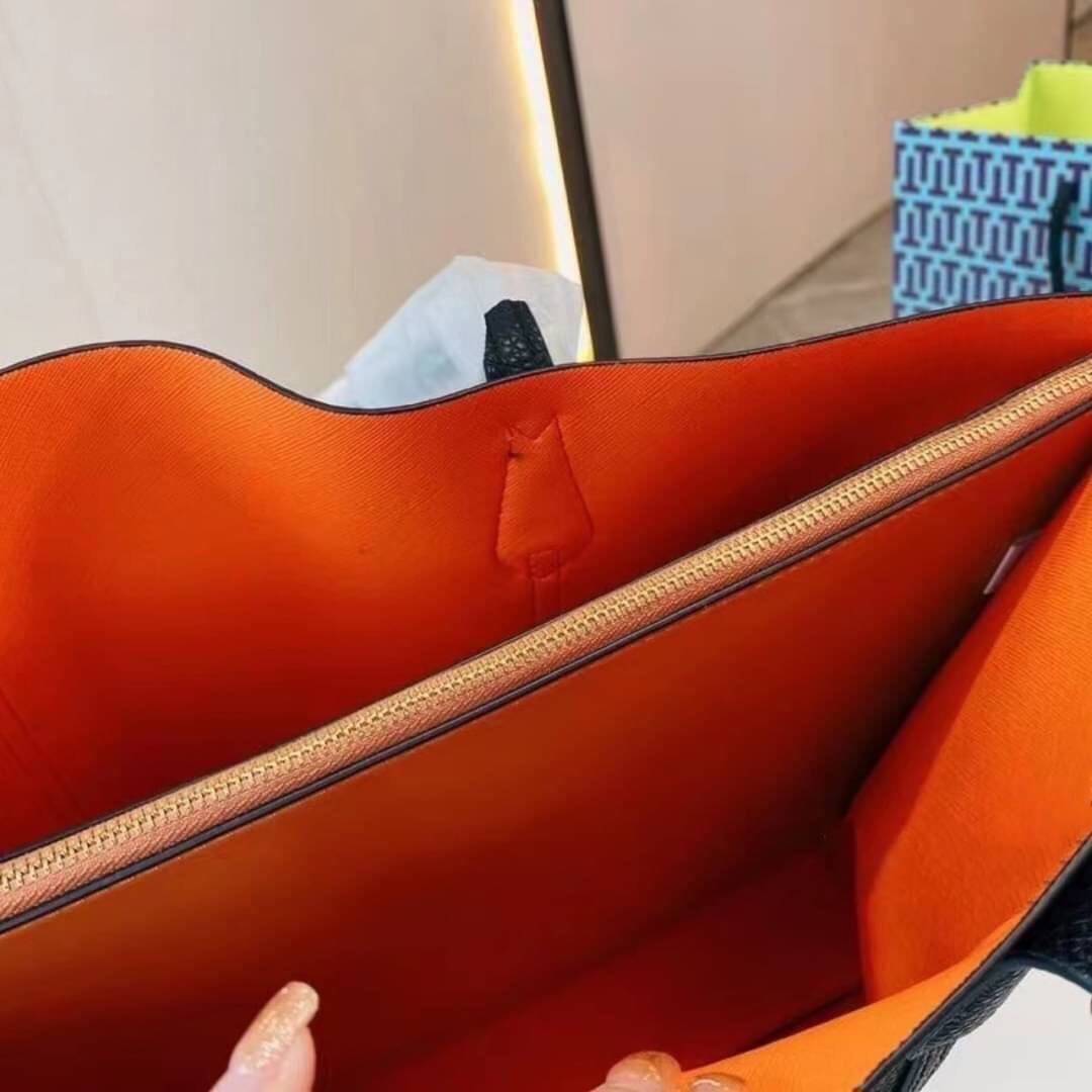 Tory Burch Perry Triple Compartment Tote Bag ออกแบบเพื่อเหมาะใช้งานได้ในชีวิตประจำวัน ใช้วัสดุผสมผสานช่วยให้กระเป๋าเป็นทรงสวยโดยยังคงคุณภาพนิ่ม สวยงามด้วยหนังวัวแท้ เรียบหรูและคลาสสิค สามารถใช้เป็น every day bag ภายในมีช่องแยกใช้งานอย่างชัดเจน ขนาดที่กำลั