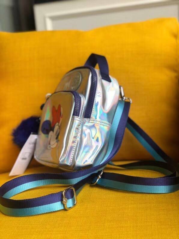 KIPLING D ALBER Small 3-in-1 convertible: bum bag, crossbody or backpack พร้อมส่งความน่ารัก จาก mickey colletion กระเป๋าขนาดกะทัดรัดจาก kipling ใบเล็กน่ารัก ปรับใช้ได้ถึง 3 แบบ เป็นเป้สะพายหลัง ถอดสายถือ หรือใส่สายยาวเป็นกระเป๋าสะพายเฉียงก็ได้ คุ้มค่า น่า