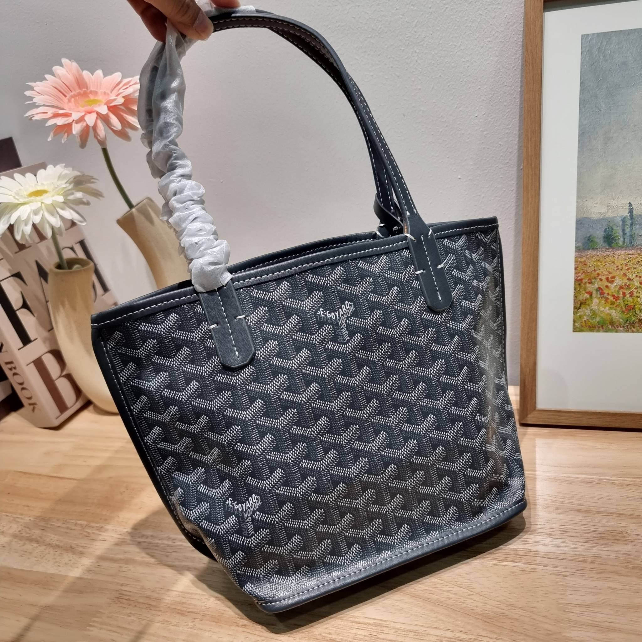 GOYARD MINI ANJOU REVERSIBLE TOTE ฮอตไอเท็ม กับกระเป๋าสะพายทรงโท้ท ไซส์มินิ กะทัดรัดมาก มาครบสีขายดี เลิศทุกสี รูปทรงคลาสสิค ดีไซน์เป็นเอกลักษณ์ ใช้งานได้หลากหลาย สามารถกลับด้านใช้ได้แบบไม่มีเบื่อ