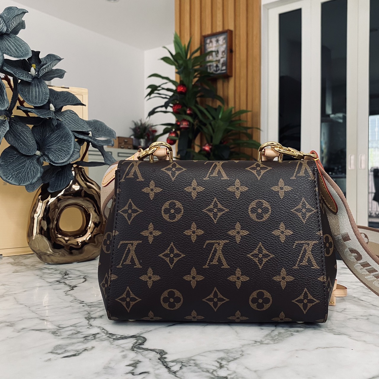 LV Cluny Mini Monogram Canvas Bag 20cm กระเป๋าถือใบเล็กแสนน่ารัก ลายโมโนแกรมแคนวาสสุดไอคอนิก พร้อมสายสะพายผ้าทรงสปอร์ต คอลขายดีตลอดกาล หูจับในตัว น้ำหนักเบา เป็นไอเท็มที่แมทช์ได้กับทุกสไตล์การแต่งตัว ราคาสุดคุ้ม