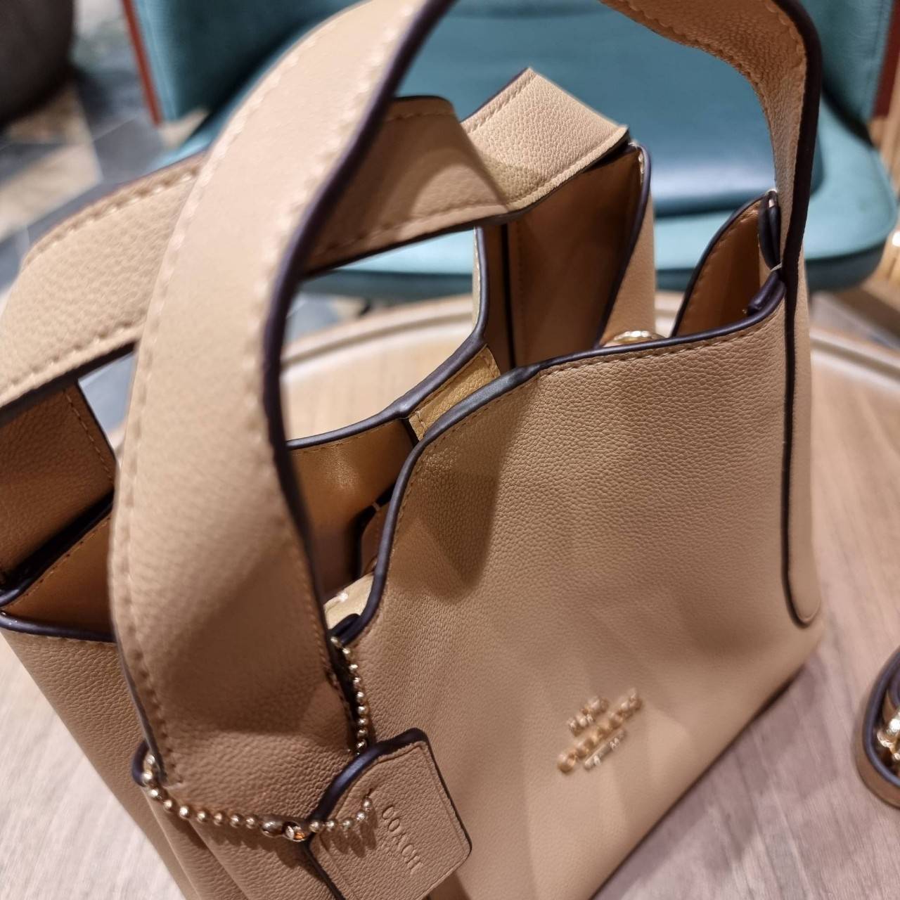 COACH 78800 HADLEY HOBO 21 ไอเท็มยอดนิยม คลาสสิคในทุกโอกาส กระเป๋าทรงโฮโบ ทรงสวยใช้งานได้ทุกลุค แมชท์ง่ายกับทุกสไตล์ วัสดุหนัง pepble เปิด-ปิดด้วยกระดุมแม่เหล็ก มีตะขอล็อคที่ปากกระเป๋าเพื่อปรับทรงใช้งานได้ ภายในโล่งกว้าง ใส่ได้ทุกอย่าง!! มีสายสะพายให้ หรื