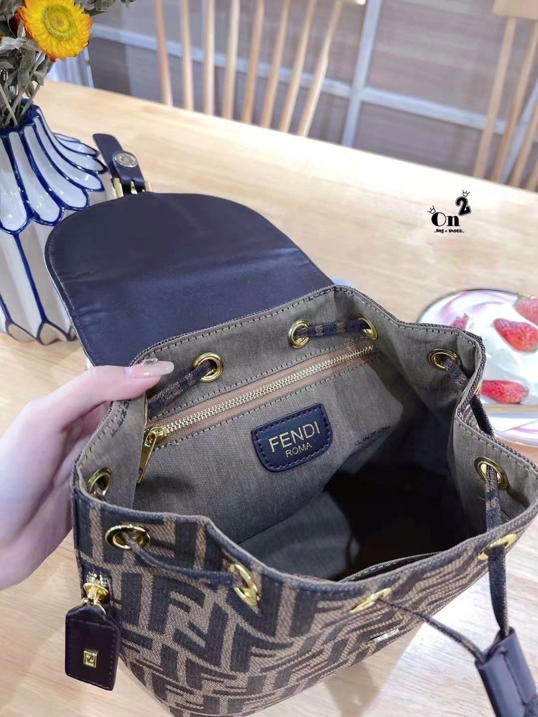 FENDI BACKPACK MONOGRAM กระเป๋าเป้เฟนดิ ทรงขนมจีบเปิดหน้า ผ้าทอลาย งานสวยปั้มทุกจุด ขนาดกำลังดีทรงน่ารักน่าใช้มากค่ะ ลายโมโนแกรมสวยตามฉบับแบรนด์ เด่นด้วยลายสัญลักษณ์แบรนด์ที่ฝากระเป๋า ตัดกับอะไหล่สีทอง ตกแต่งที่คล้องสายด้วยโลโก้ตัว FF สวยสะดุดตา ภายในกระเ