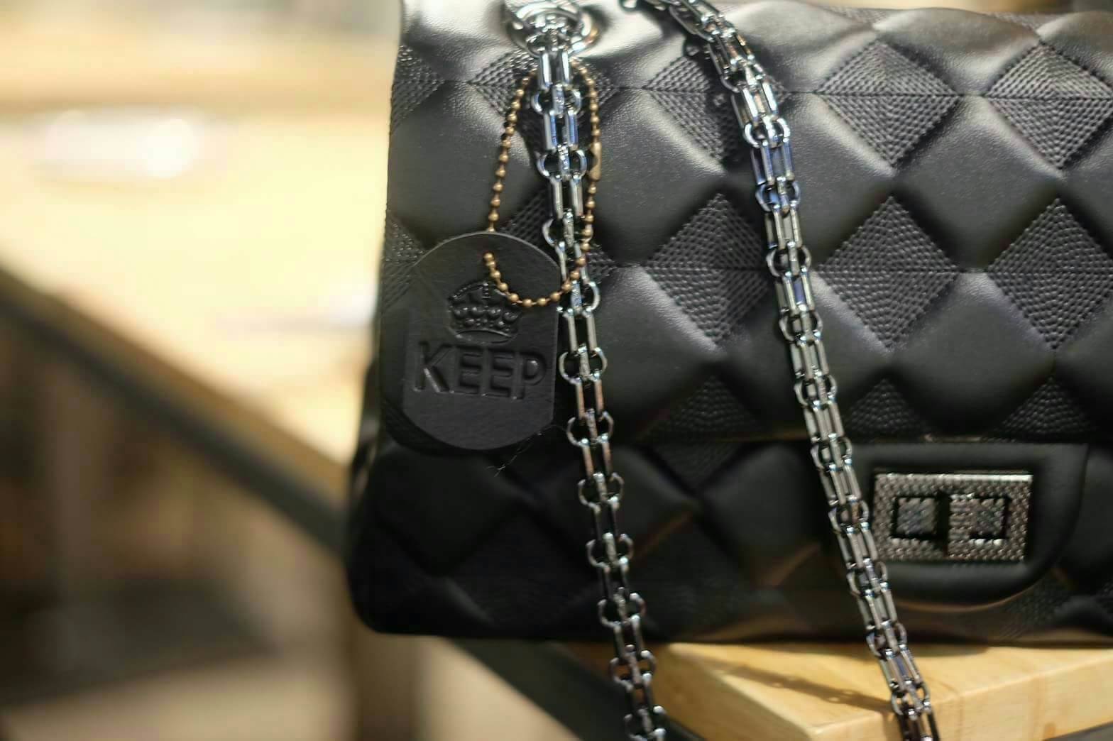รุ่นยอดนิยม Best Seller 👍 KEEP classic chain shoulder bag👜 กระเป๋าทรงสวย ผลิตจากหนังแกะ ผิวสัมผัสคล้ายหนังจริง นิ่มมากๆ คะ ตัวกระเป๋าขนาดกำลังดี ใส่ กระเป๋าตังค์ยาว มือถือได้คะ สายโซ่อะไหล่ เทาดำ ดูคลาสสิคมาก ปรับได้ทั้งแบบสะพายสั้น และยาว