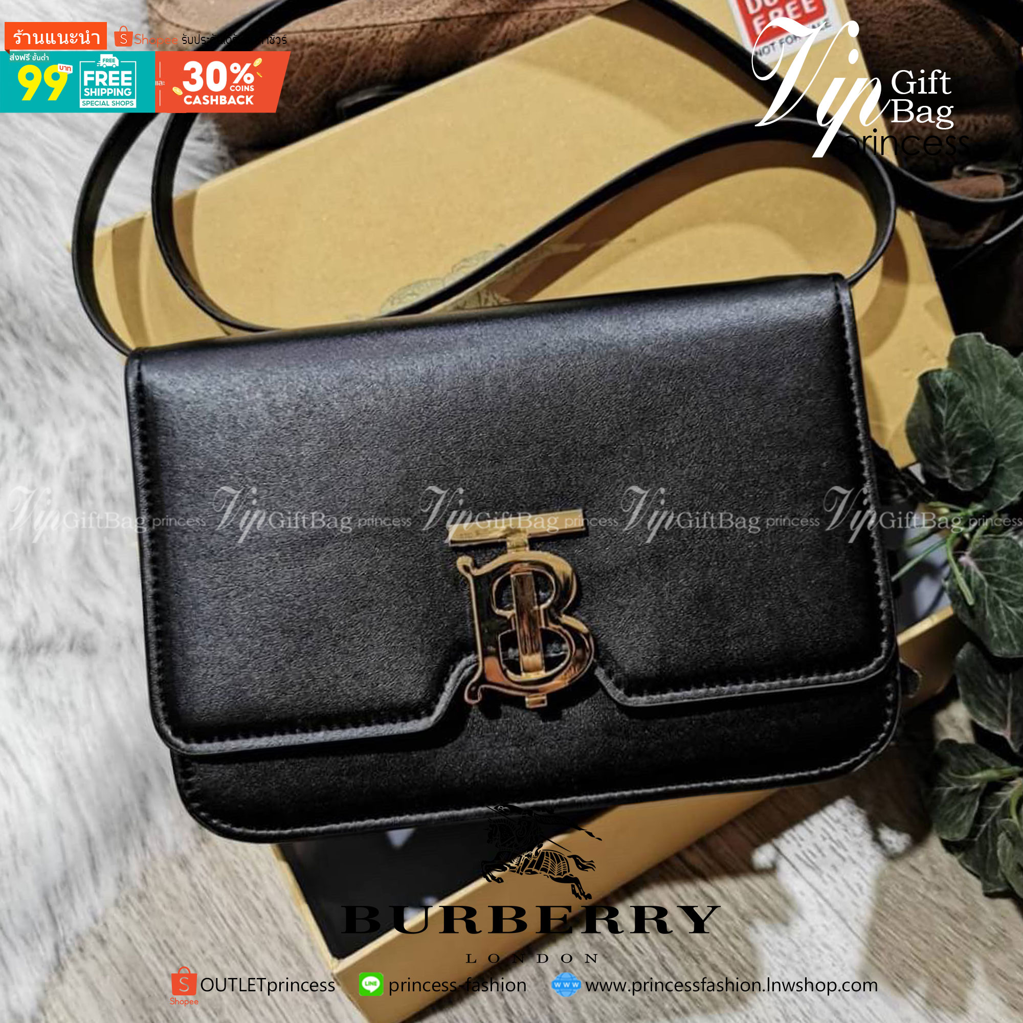 พรีเมี่ยมกิ๊ฟแท้ 100% 】BURBERRY FRAGRANCES CROSSBODY BAG VIP GIFT WITH PURCHASE (GWP) กระเป๋าสะพายพรีเมี่ยมกิ๊ฟ Limited Edition จากน้ำหอม BURBERRY DUTY FREE วัสดุ Calfskin หนังเรียบสวยอยู่ทรงดีไซน์ยอดนิยมประดับโลโก้แบรนด์ทองด้านหน้า