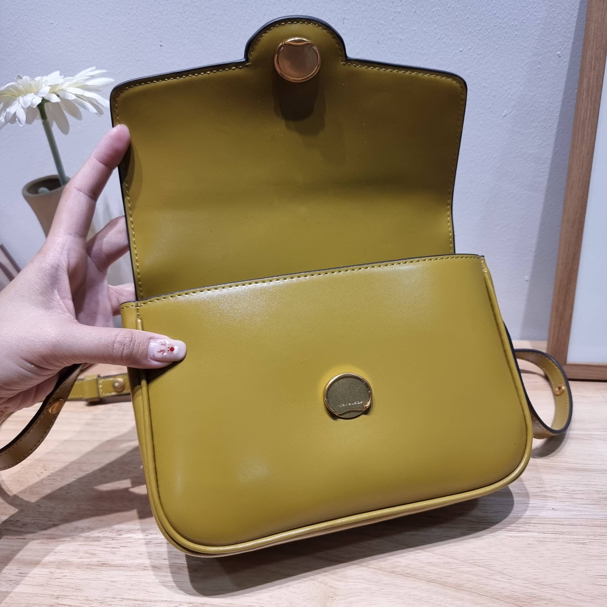 TORY BURCH ROBINSON SPAZZOLATO CONVERTIBLE SHOULDER BAG คอลเลคชั่นใหม่ สวยก่อนใคร ในราคาสุดคุ้ม! กับกระเป๋าสะพายไหล่ ดีไซน์สุดหรู หนังแก้วเงาสวยคม สีผู้ดี รูปทรงใช้งานได้ทุกลุค