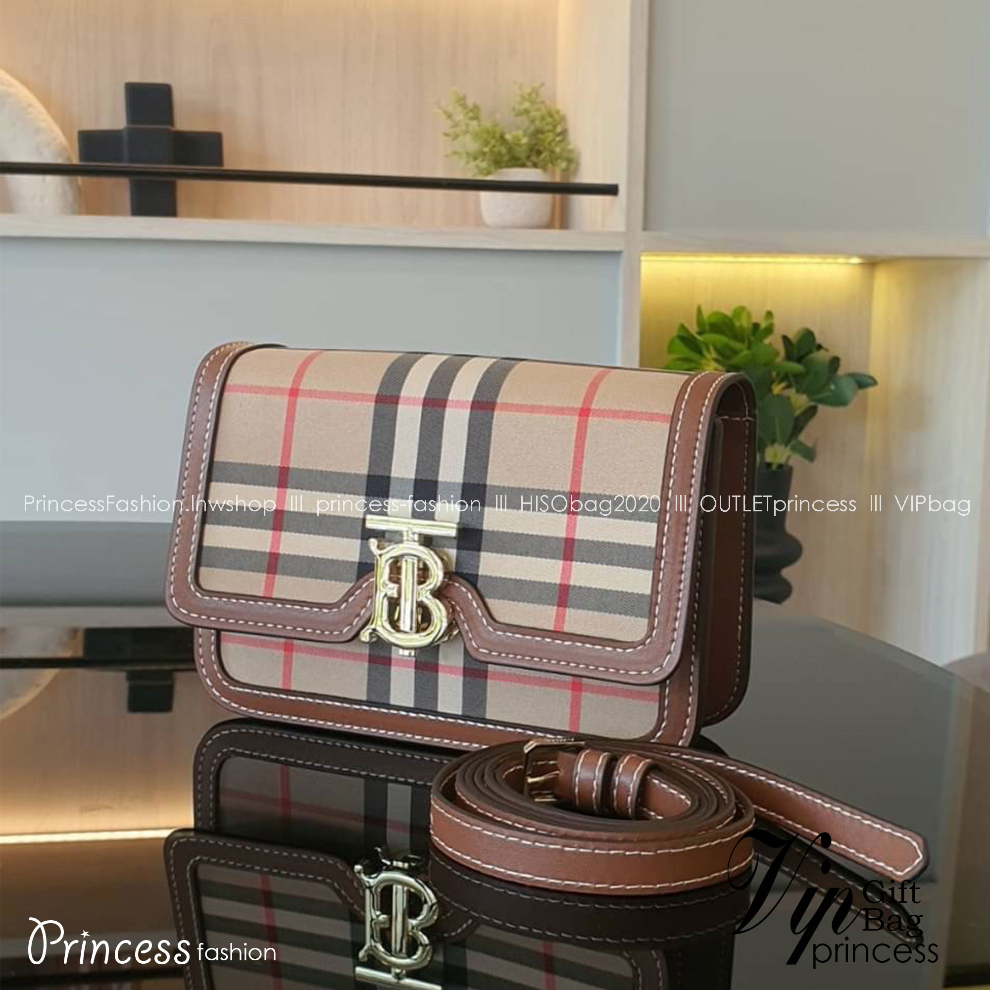 BURBERRY FRAGRANCES CROSSBODY BAG / BURBERRY FRAGRANCES QUITED LAMBSKIN BAG ตัวกระเป๋าเป็นผ้าตัดหนังแท้ Lambskin นิ่มสวยหรูดูดี เปิดปิดด้วยฝาปิดสัญลักษณ์รูปตัวB ภายในโล่งกว้าง ใส่มือถือ กระเป๋าสตางค์ได้