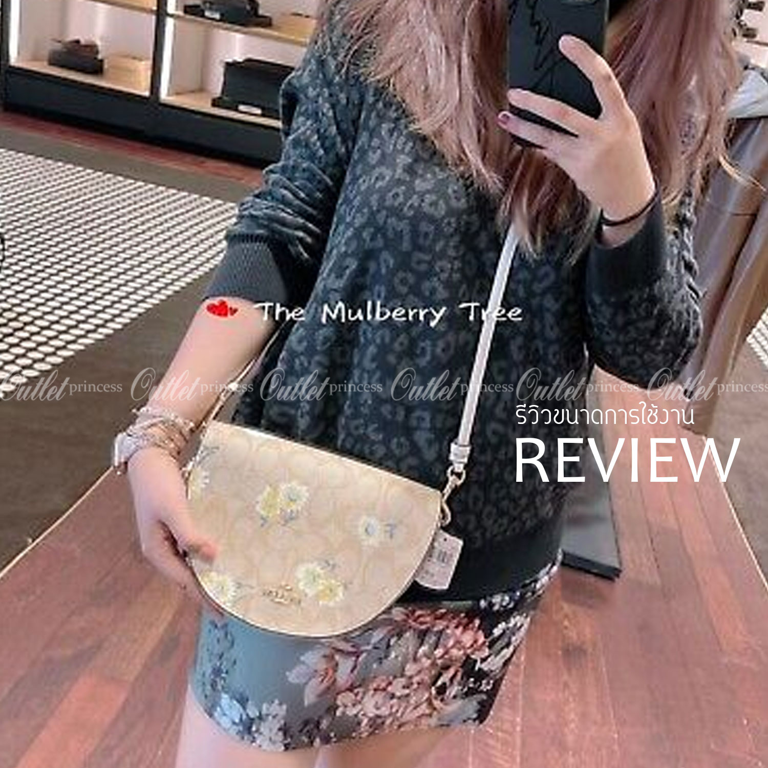 COACH C3597 ELLEN CROSSBODY IN SIGNATURE CANVAS WITH DAISY PRINT กระเป๋าสะพายดีไซน์สุดเก๋ ดูดีไม่ซ้ำใคร รอบนี้คอลใหม่ ดีไซน์พริ้นท์ลายเดซี่คละเต็มใบ วัสดุหนังแคนวาสเคลือบลายตัดขอบด้วยหนังเรียบ เปิด-ปิดด้วยกระดุมแม่เหล็ก ภายในเป็นช่องโล่ง มีช่องย่อยให้ บุก