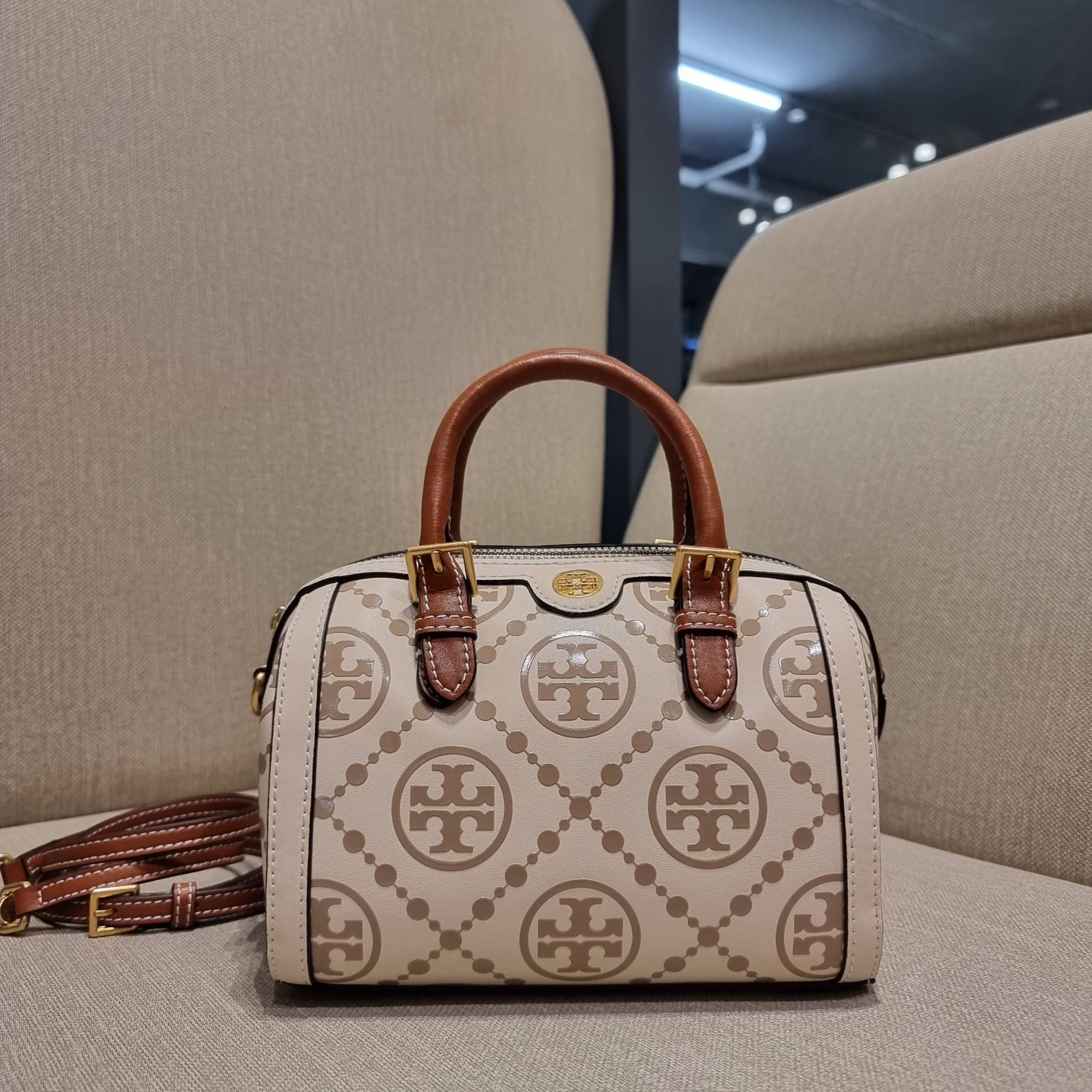TORY BURCH T MONOGRAM MINI EMBOSSED WINE BUCKET BAG คอลเลคชั่นใหม่ กับกระเป๋าสะพายทรงยอดนิยม ในไซส์มินิ ดีไซน์ใหม่ล่าสุด สวยลูกคุณหนู หรูหรา!! ด้วยดีเทลผิวลายนูนลวดลายเอกลักษณ์ วัสดุหนังแท้ มีหูจับในตัว สีโทนอุ่นขับผิว สะดวกใช้ไปอีก และมีสายสะพายข้าง ปรับ