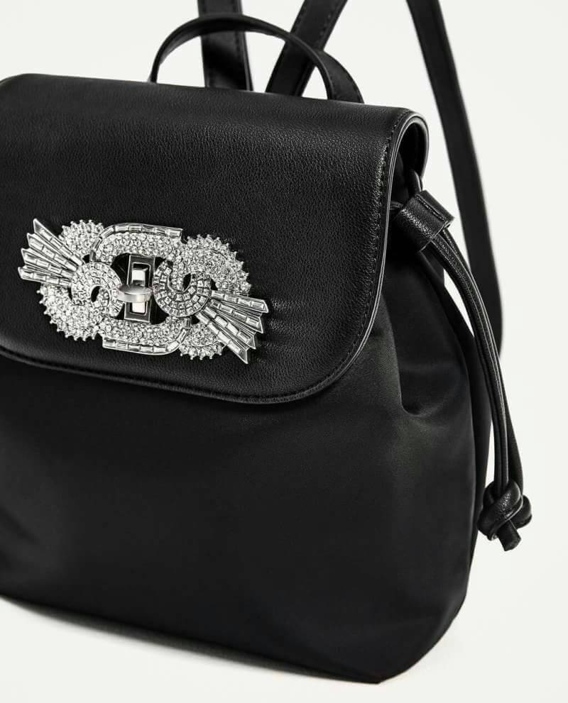 ZARA GAM DETAIL BLACK BACKPACK 2017 กระเป๋าเป้สีดำ ขนาดกำลังน่ารัก ด้านหน้าประดับเพชร และ crystal เพิ่มความ สวยหรู Diamante collection เปิดปิด ด้วยล็อคบิด ภายในมีโลโก้ และช่องใส่ของ พร้อมสายสะพาย โซ่ต่อหนัง ปรับระดับได้ ตัวจริงสวยหรูดูดีเข้าได้กับทุกชุดค่