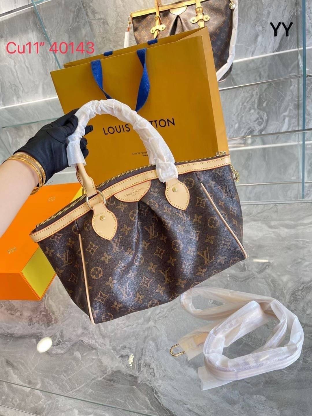 LV Tivoli PM Monogram Canvas Handbag กระเป๋าถือสุดคลาสสิก งานวินเทจรุ่นตามหาพร้อมเสิร์ฟให้สาวๆได้สวย ในราคาเบาๆ งานจริงสวยมาก แคนวาสพิมพ์ลายโมโนแกรมคมชัด สวยงามน่าใช้มากๆ แนะนำค่ะ