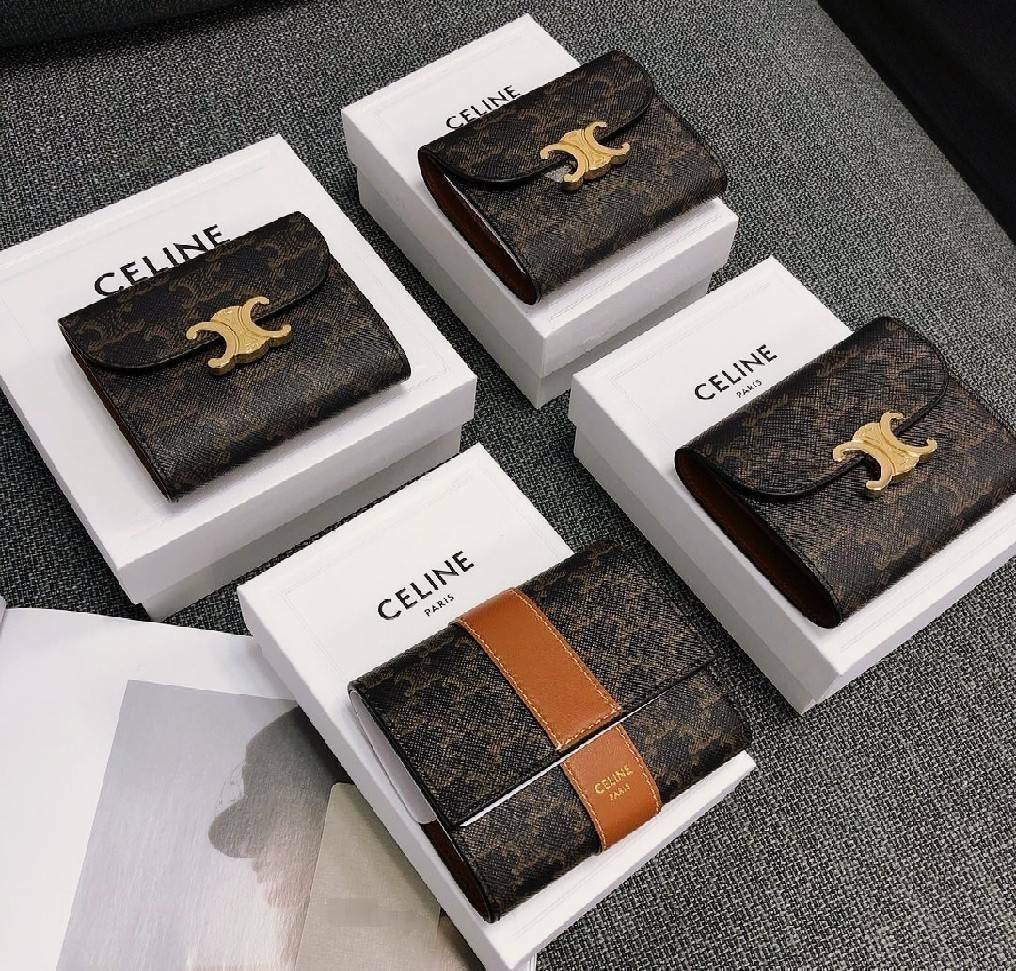 CELINE SHORT WALLET VIP GIFT WITH PURCHASE (GWP) พรีเมี่ยมกิ๊ฟ Limited จาก CELINE HAUTE PARFUME DUTYFREE COUNTER วัสดุ Triomphe Canvas หนังสวยอยู่ทรงปั้มโลโก้ด้านหน้าเปิดปิดฝาพับกระดุม ภายในมีช่องแบ่งหลายช่อง มีช่องใส่บัตรหลายช่อง ช่องใส่เหรียญ ช่องใส่ธนบ