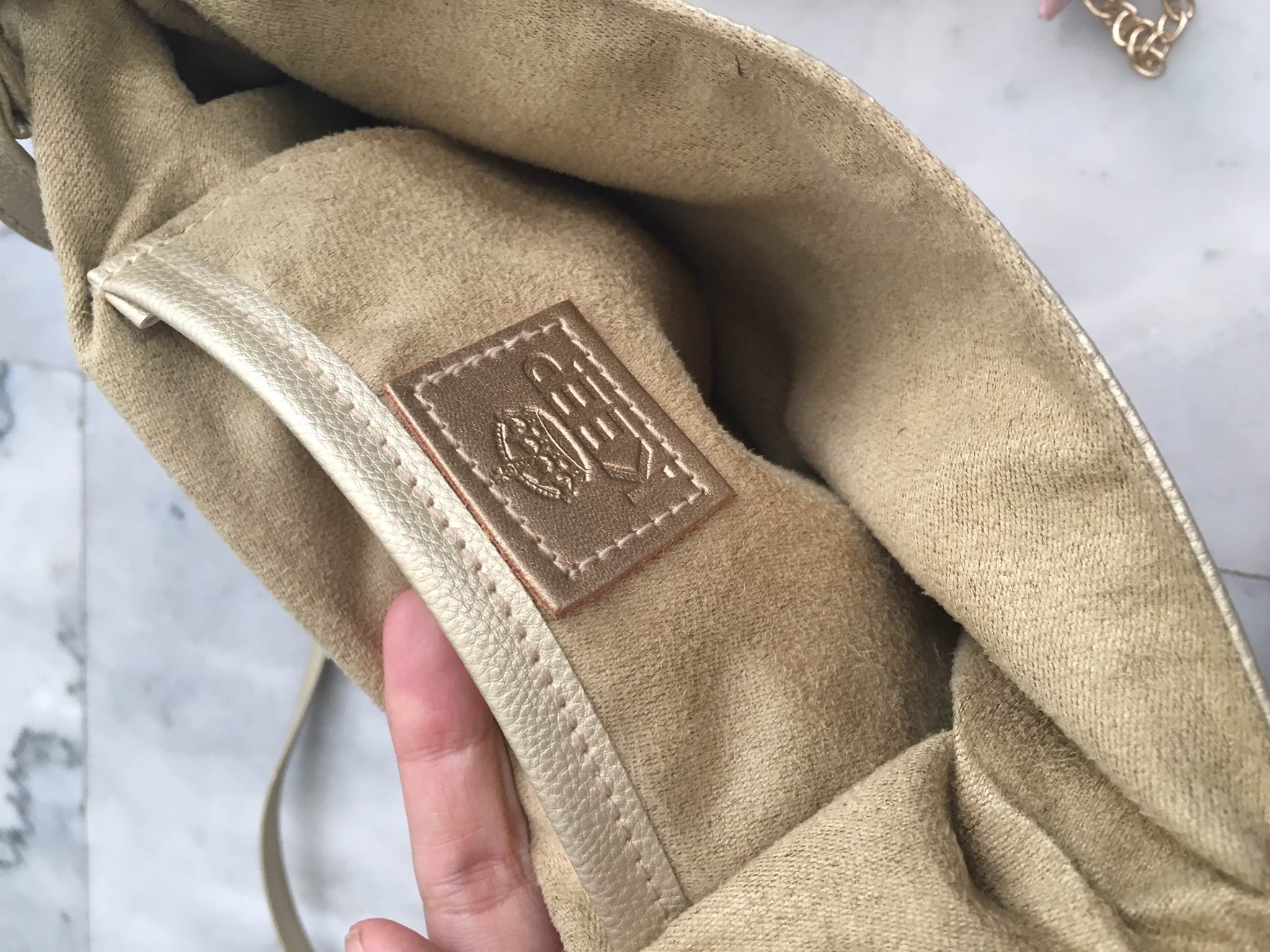 New Arrival! แบบมาใหม่ สวยๆ รับปีไก่ทองกันค่า วันนี้ทางร้าน ได้ รุ่น Limited edition จาก แบรนด์ KEEP -shoulder bag with key chain สี Light Gold มาคะ ใบนี้ แม่ค้า เฟริมว่า สวยเกินคำบรรยาย ค๊า