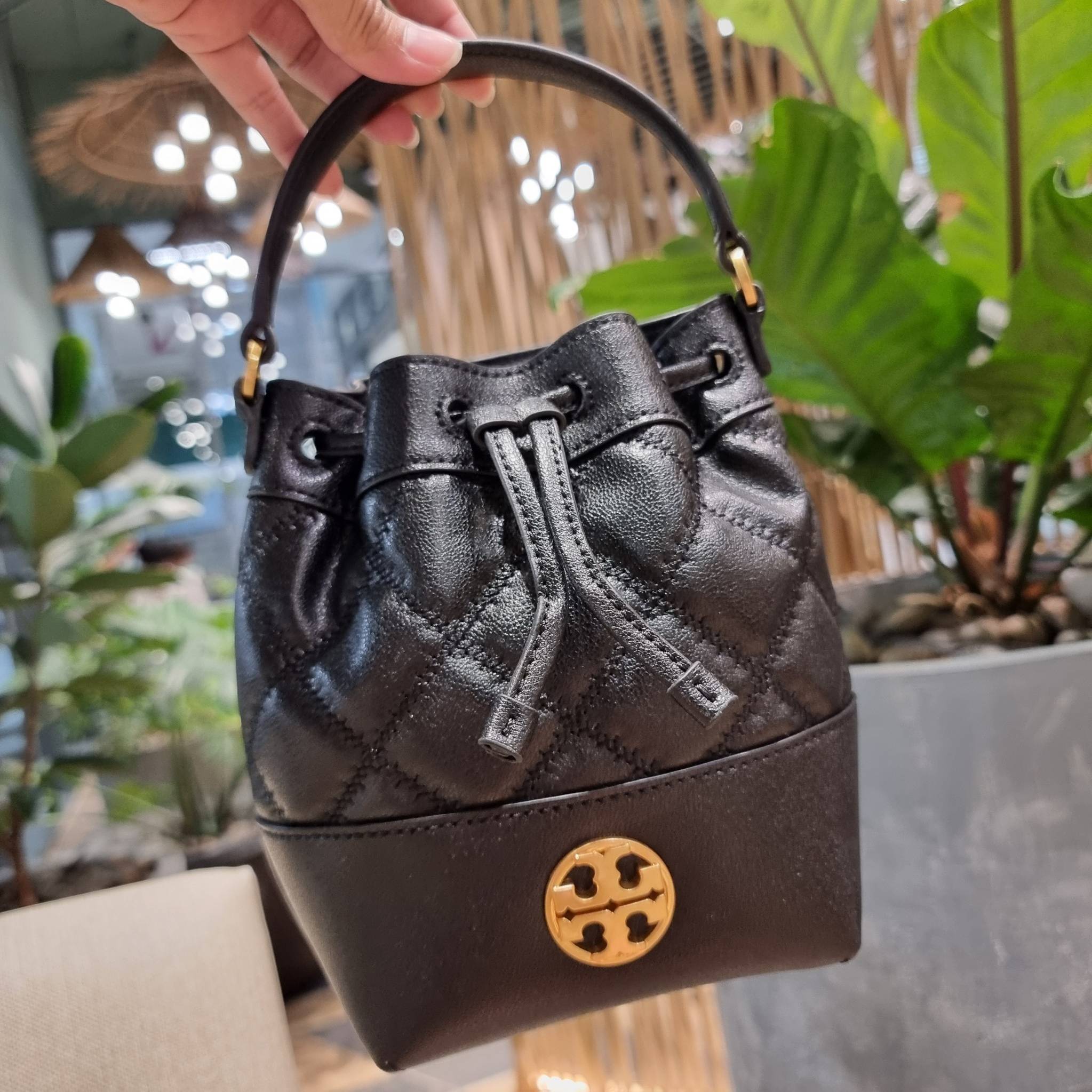 TORY BURCH WILLA MINI BUCKET BAG NEW ARRIVAL สุดปัง กระเป๋าสะพายทรงบัคเก็ต สวยผู้ดี โดดเด่นด้วยโลโก้สีทองดูหรู อัพลุคผู้ดี๊ผู้ดี วัสดุหนังแท้ ดีไซน์บุนวม เส้นคมดีเทลหรู เปิด-ปิดหนังรูดปากกระเป๋า มีหูหิ้วในตัว คล้องแขนเก๋ๆ ภายในเป็นช่องโล่ง มีช่องย่อย ใส่ข