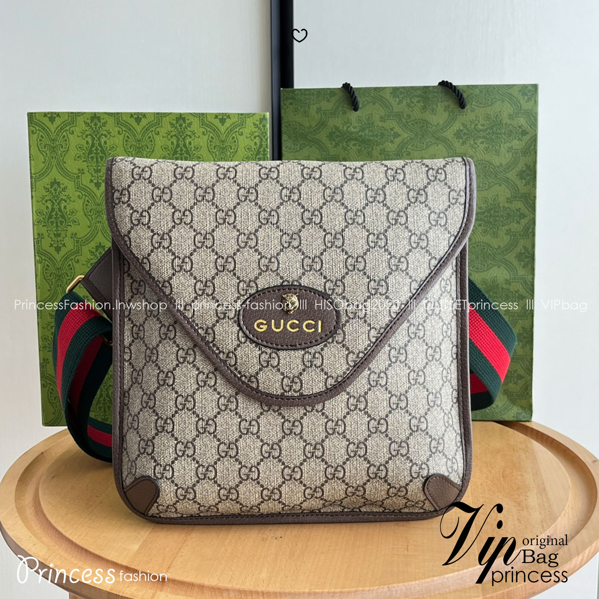 GUCCI Neo Vintage GG medium messenger bag กระเป๋าทรงแมสเซ็นเจอร์ สไตล์วินเทจตกแต่งหัวแมวสวยเด่นเป็นเอกลักษณ์ มาพร้อมสายสะพายสปอร์ตสีแดงสลับเขียวตามแบบฉบับแบรนด์ แคนวาสพิมพ์ลายคมชัด แนะนำค่ะ