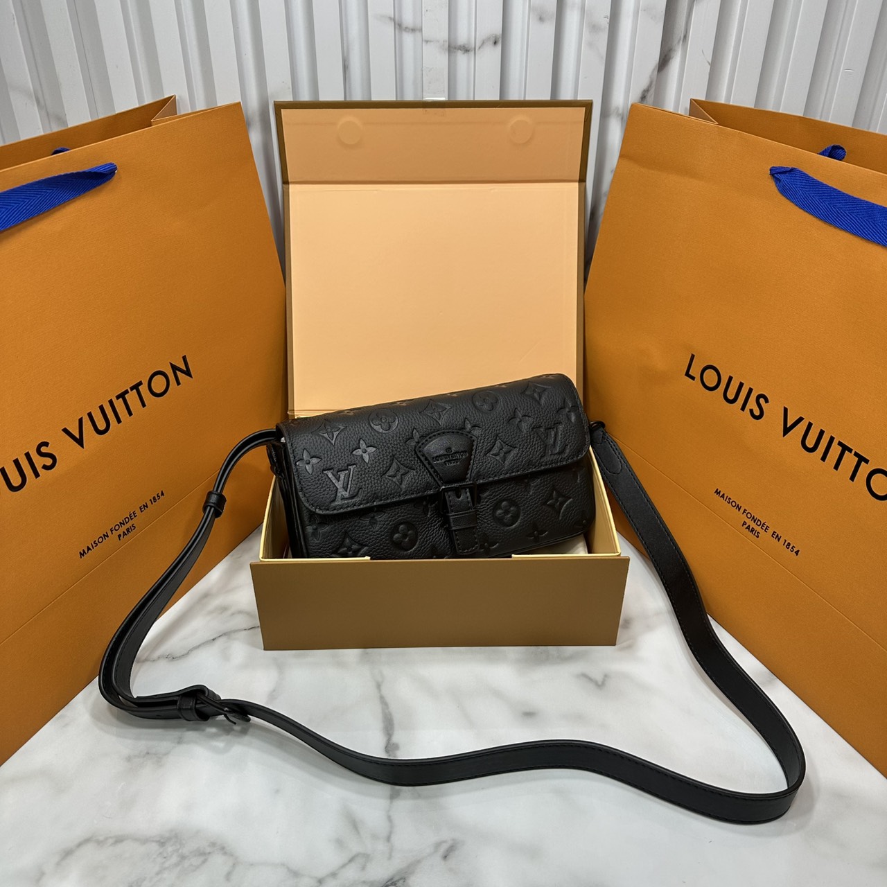 ORI หนังแท้ | LV Montsouris crossbody bag Monogram Eclipse Leather 22cm กระเป๋าสะพายทรงแมสเซ็นเจอร์ไซส์เล็ก สไตน์กระเป๋าสตางค์แบบสะพาย ดีไซน์ใหม่ทรงยาวล้ำสมัยประดับบัคเคิลสัญลักษณ์เมซงพร้อมแถบแม่เหล็กด้านหน้า สุดไอคอนิก