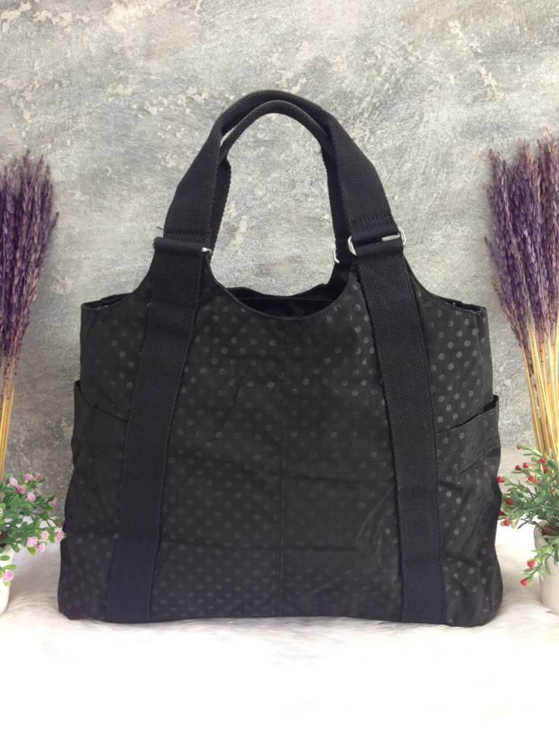 Kipling รุ่น Cicele กระเป๋าสะพายไหล่ใบใหญ่ สวยน่ารัก ตัวกระเป๋าด้านในเป็นช่องโล่งแบบปิดเปิดด้วยซิป มีช่องซิปด้านใน ด้านข้างกระเป๋า มี 2 ช่อง ปิดเปิด ด้วยเทป พร้อมที่ใส่โทรศัพท์ ปากกา และ MP 3 ในส่วนด้านใน และ ด้านข้างกระเป๋า ซ้าย-ขวา เป็นช่องขนาดเล็กสำหรั