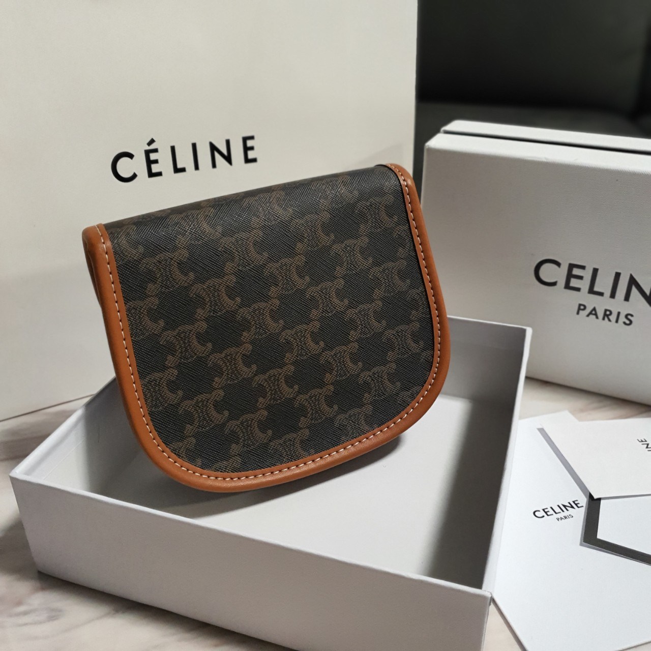 รุ่นใหม่ล่าสุด พร้อมส่งที่ไทยกับ CELINE CROSSBODY BAG VIP GIFT WITH PURCHASE (GWP) พรีเมี่ยมกิ๊ฟ Limited Edition จาก PERFUME DUTYFREE COUNTER กระเป๋าทรงครอสบอดี้ วัสดุหนังทั้งใบ ด้านในเปิดปิดด้วยกระดุม มีช่องใส่ของโล่งกว้าง iphone(เล็ก) ลิปสติก และเงินได้
