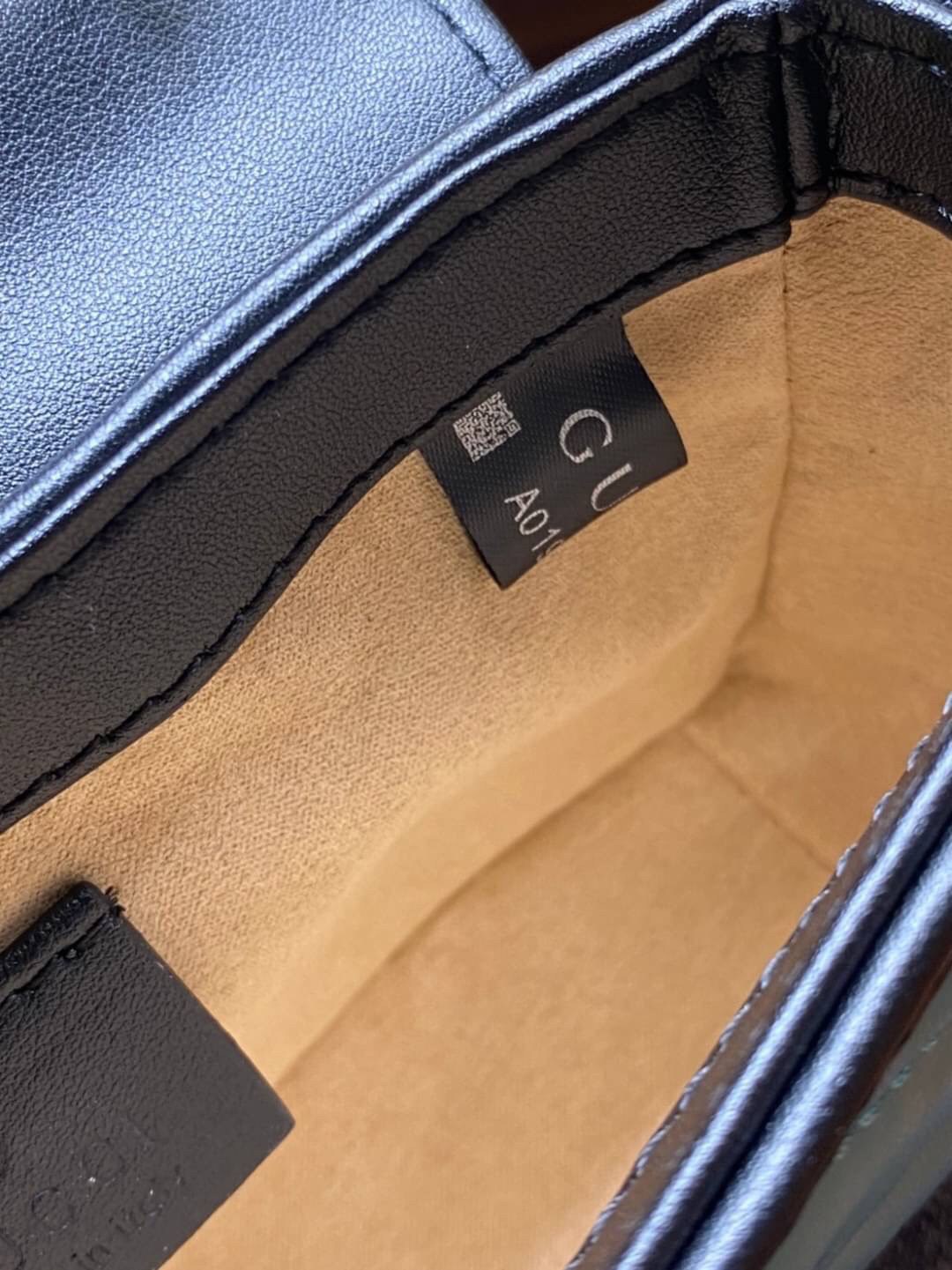 หนังแท้ VIP GIFT 】GUCCI GG Marmont super bag [mini & small] กระเป๋าสะพายข้าง โทนสีสดใสเล่นสีทูโทนตัดกันอย่างลงตัว เฟี๊ยดมากค่ะ ไซส์กะทัดรัด พกพาง่าย น้ำหนักเบา ดีไซน์สวย ภายในโล่งกว้าง มาพร้อมสายสะพายโซ่อะไหล่ทองในตัว ปรับใช้ได้ทั้งแบบสะพายเดี่ยว และสะพาย