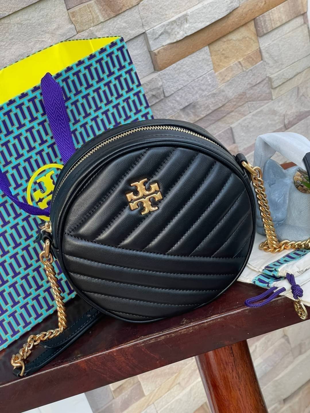 Tory burch Kira Cheron Circle Crossbody กระเป๋าสะพายคาดลำตัวรุ่นนี้โดดเด่นด้วยรูปทรงกลมสุดชิค ขนาดกะทัดรัด พร้อมด้วยหนังกระเป๋าที่ทำจากหนังแท้คุณภาพดี เพราะ Kira Chevron เป็นรุ่นที่ตอบโจทย์และครองใจสาว ๆ ได้อย่างแท้จริง เนื่องจากมีดีไซน์เรียบหรู โดยทางแบร