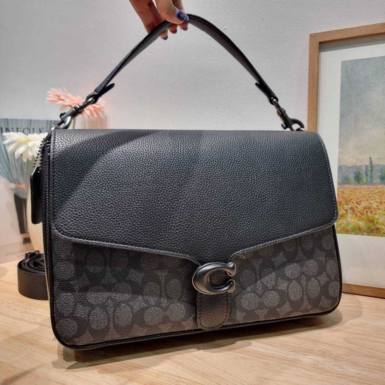 COACH Soft Tabby Messenger In Signature Canvas C8430 CH769 ไอเท็มที่หนุ่มๆต้องไม่พลาด กระเป๋าทรงแมสเซนเจอร์ใบใหญ่กำลังพอดี พร้อมด้วยสายสะพาย 2 เส้น