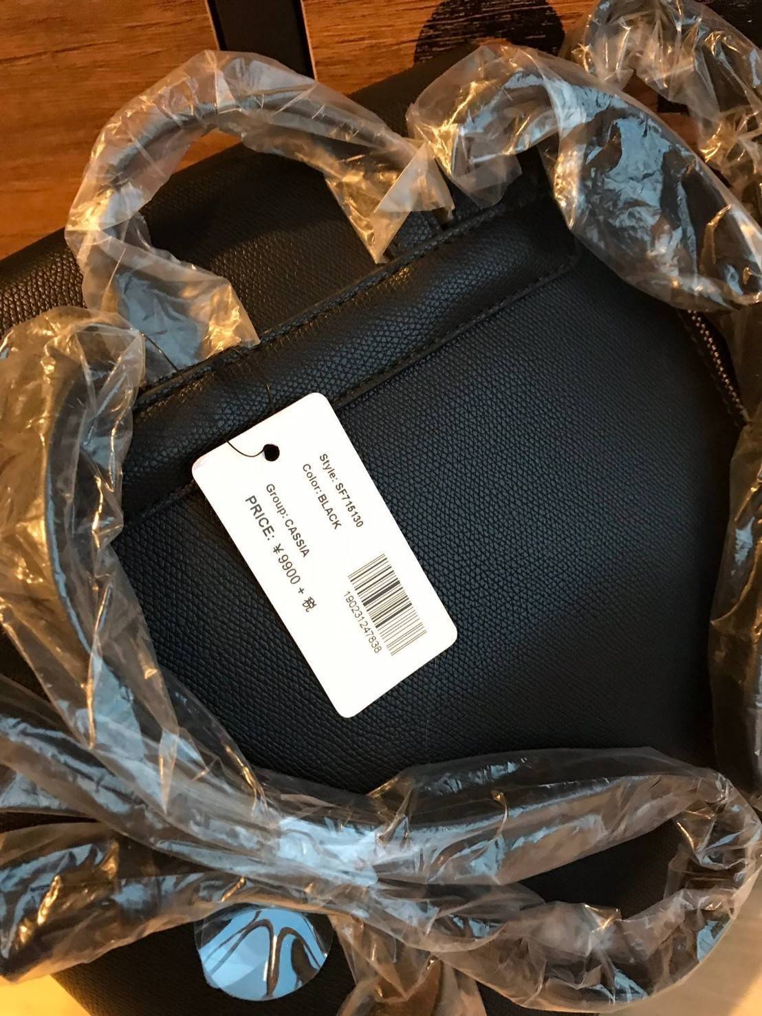 GUESS CASSIA LOGO BACKPACK รุ่นใหม่ชนช้อป!! กระเป๋าเป้สะพายขนาดกลาง ตั้งอยู่ทรงสวย เปิดปิดด้วยกระดุมแม่เหล็ก ขยายปากกระเป๋าได้ด้วยกระดุมทั้ง2ด้าน ภายในบุผ้ามีลายsignatureแบรนด์ มีช่องซิปแยกจากช่องใหญ่ ด้านหลังมีช่องซิปเพิ่มใช้งานได้จริง สายสะพายปรับความยา