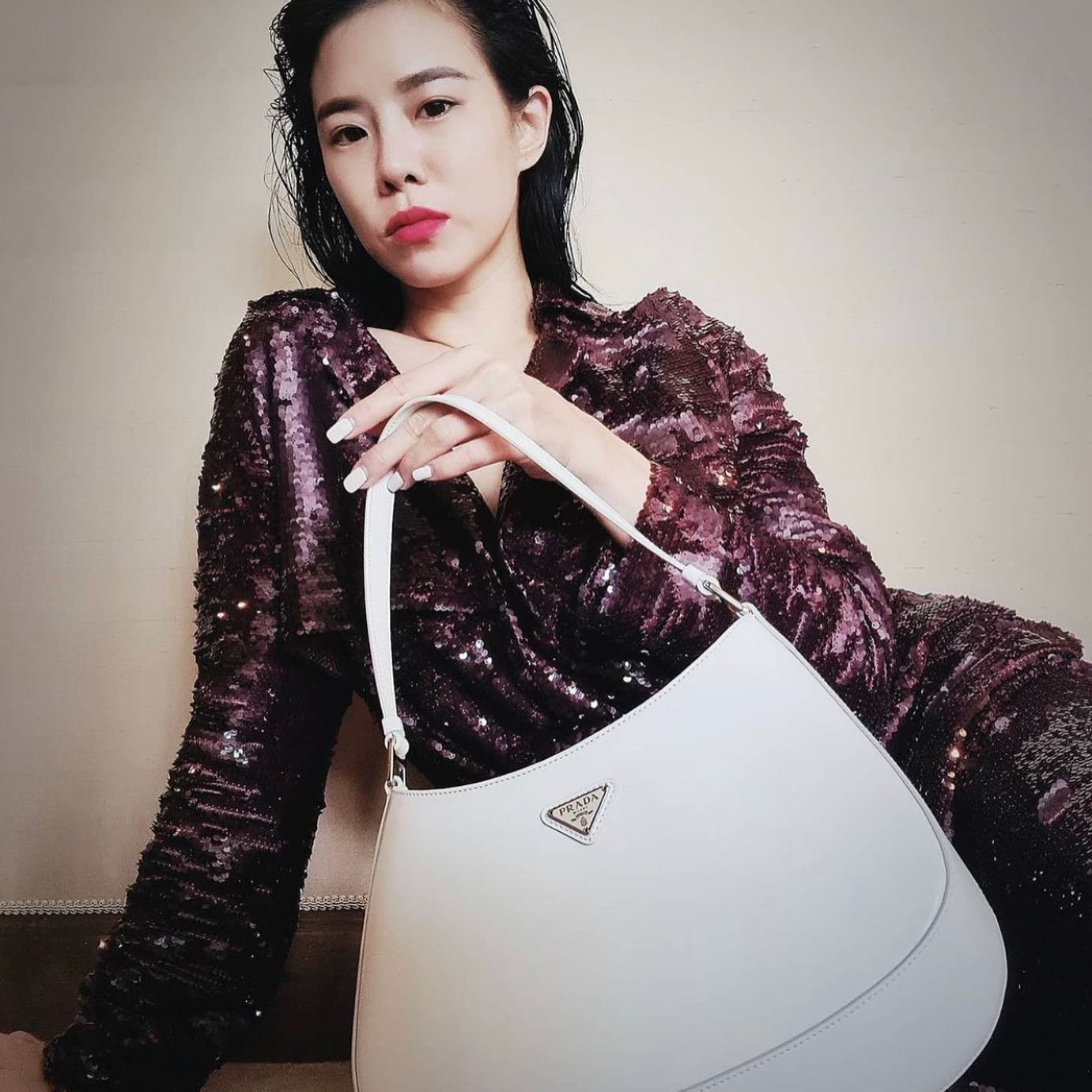 Prada Cleo brushed leather shoulder bag กระเป๋าทรงสวยยอดฮิต กับแบรนด์ PRADA งานพรีเมียมกิ้ฟท์จากแบรนด์ ทรงสะพายไหล่สวยหรูอยู่ทรง PRADA CLEO หนังเรียบดำเงาหรูสุดคลาสสิต เปิดปิดด้วยกระดุมอะไหล่เงินทั้งใบ ด้านในใส่กระเป๋าสตางค์ยาว มือถือ ของจุกจิกได้เยอะ มีป