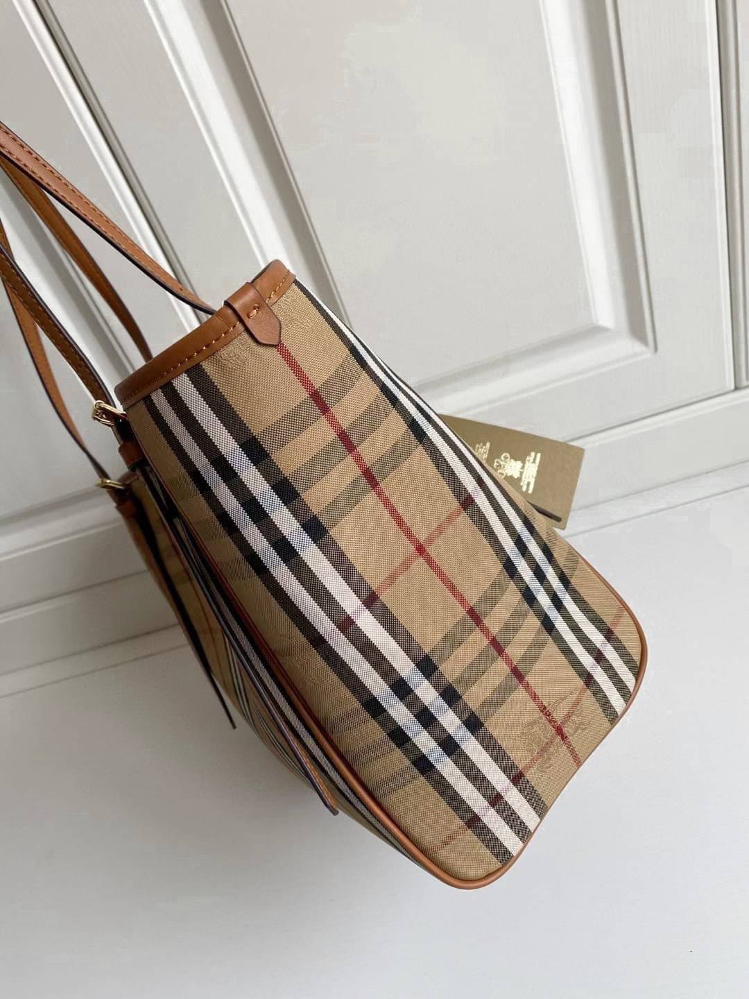 BURBERRY TOTE VINTAGE BAG VIP GIFT WITH PURCHASE (GWP) พรีเมี่ยมกิ๊ฟ Limited Edition จากBURBERRY วัสดุหนังCANVASสลับหนัง เปิดปิดด้วยกระดุมแม่เหล็ก ภายในมีช่องใส่ของโล่งกว้าง