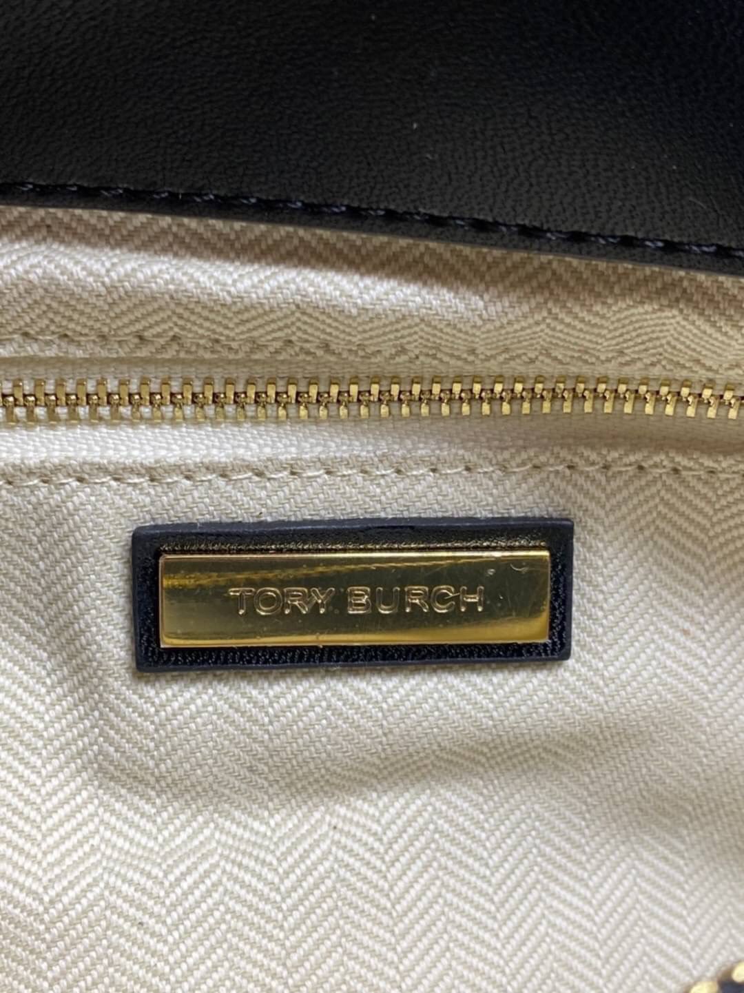 Large : Tory Burch Kira Chevron Quilted Convertible Leather Crossbody Bag เป็นกระเป๋าที่ใช้ในการออกงานสำคัญหรือวันที่มีปาร์ตี้สังสรรค์ คุณควรเลือกใช้กระเป๋าที่มีดีไซน์สะดุดตา เพราะจะช่วยยกระดับและเพิ่มเสน่ห์ให้กับตัวคุณเองมากยิ่งขึ้น หากเป็นงานทางการ เช่น