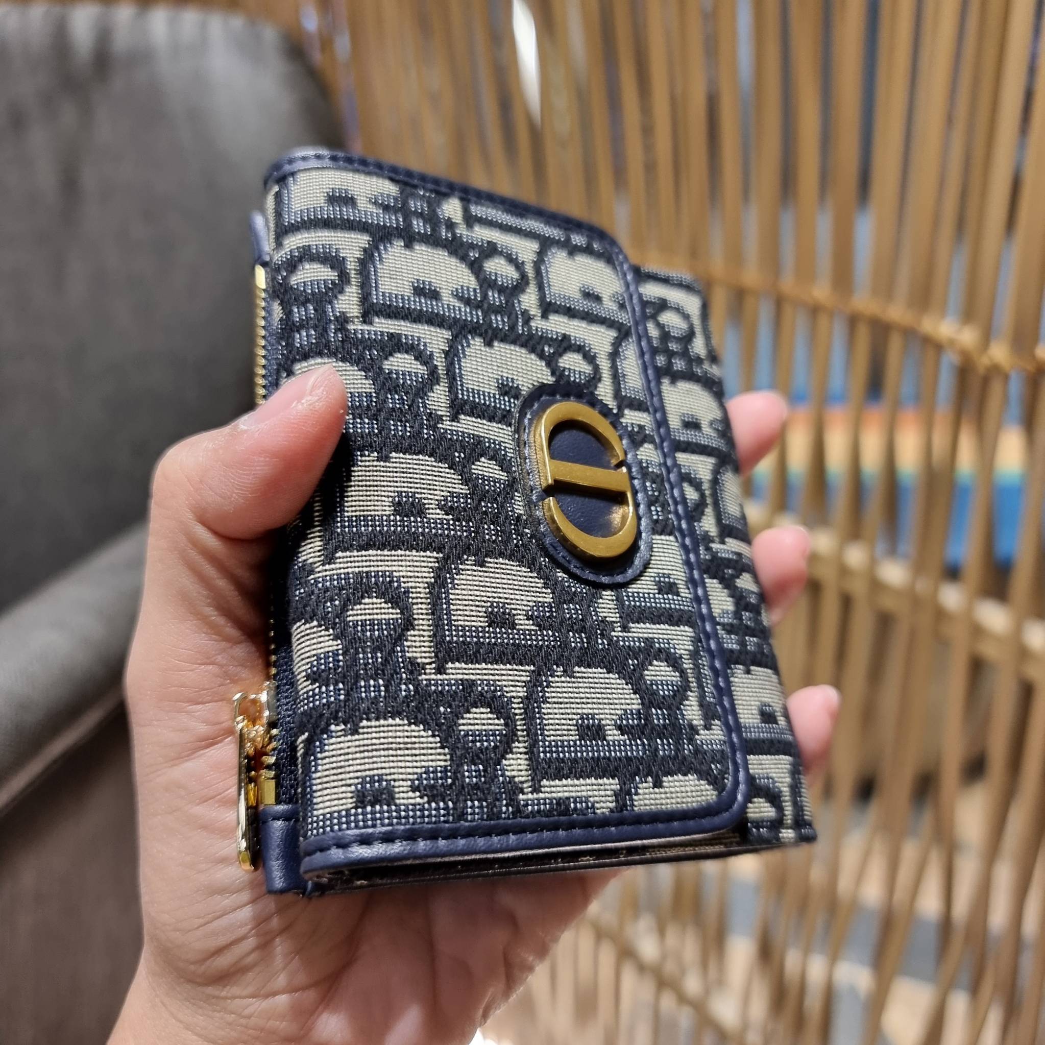 VIP 】CD MULTI WALLET WITH GWP กระเป๋าสตางค์ขนาดเหมาะมือ กำลังสวย พรีเมี่ยมกิ๊ฟจากเคาน์เตอร์ ดีไซน์แบบพับ ใช้งานง่าย พร้อมช่องซิปในตัว วัสดุผ้าแคนวาสปักลาย สลับหนังแท้ภายใน ภายในมีช่องใส่บัตร ใส่ธนบัตรได้ สะดวกใช้มากๆ มาพร้อม box set ในราคาที่ถูก พร้อมส่งต