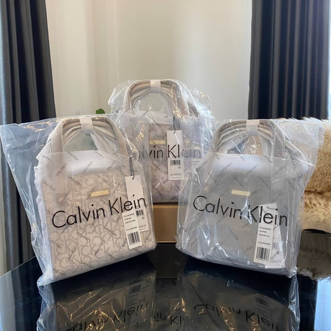 CALVIN KLEIN JEANS crossbody bag กระเป๋าถือหรือสะพาย ลายซิกเนเจอร์แบรนด์ทั้งใบ มีหูจับสำหรับถือ เปิด-ปิดกระเป๋าด้วยกระดุมแม่เหล็ก ด้านในโล่งกว้างมีช่องเล็กและช่องซิปสำหรับใส่ของจุกจิก ซับในลายแบรนด์อย่างดี มาพร้อมสายสะพายยาวปรับระดับได้ สามารถใช้ได้หลากหล