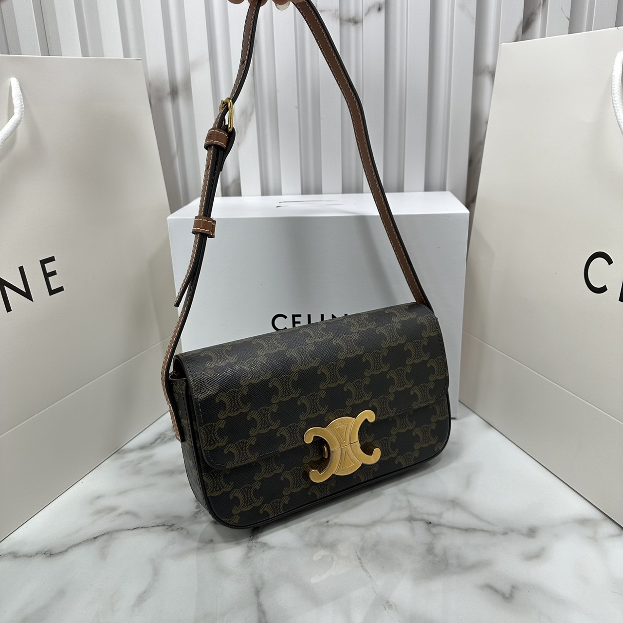 CELINE TRIOMPHE SHOULDER BAG / Celine SHOULDER BAG CLAUDE in shiny กระเป๋าสะพายไหล่ พร้อมสายสะพาย 2 เส้น เกรดออริ 1:1 ใช้งานต่างประเทศได้