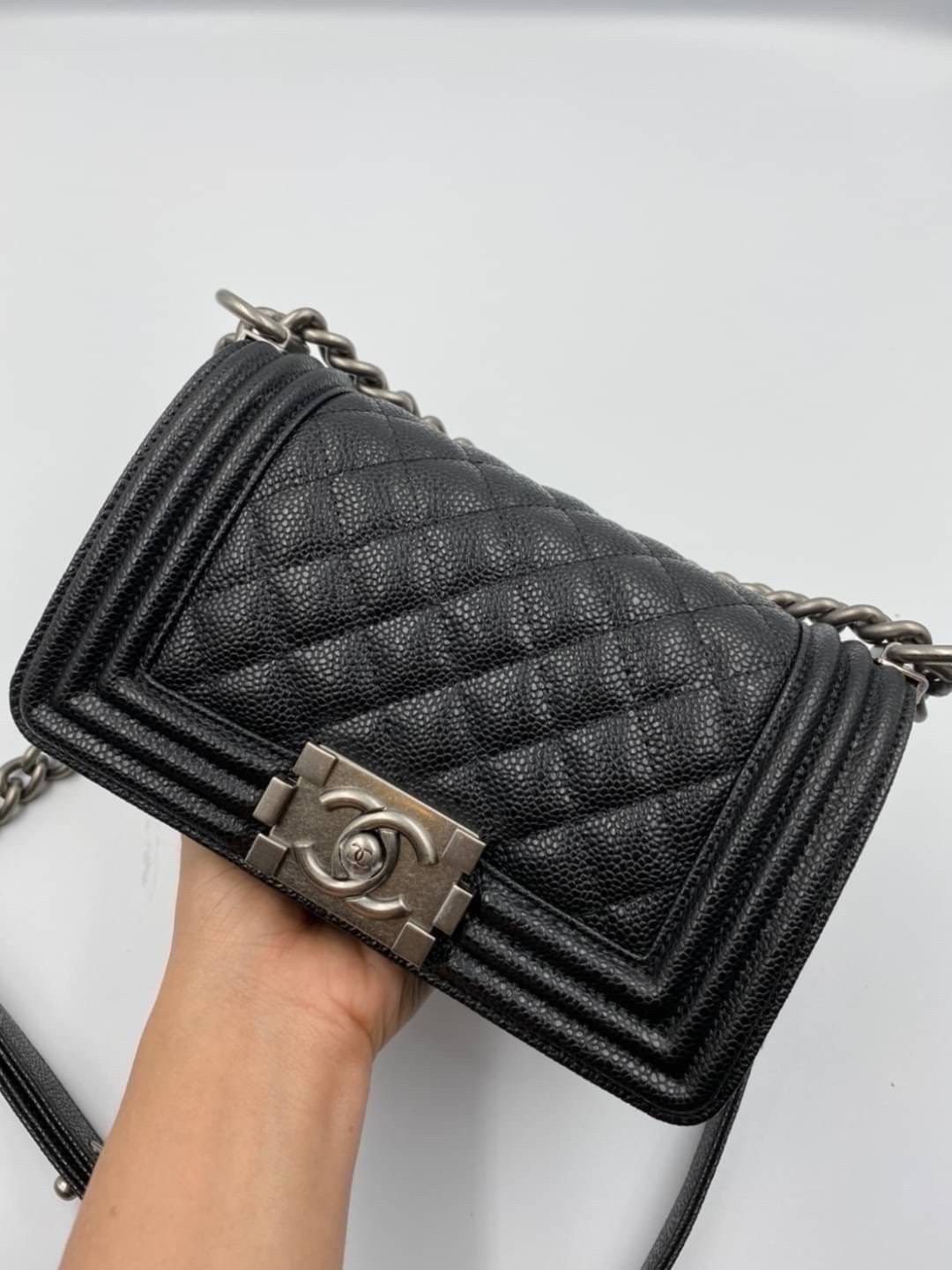 VIP 】หนังแท้ CHANEL BOY Mini Caviar Leather Silver/Gold กระเป๋าสะพายรุ่นยอดนิยมตลอดกาล หนังคาเวียร์อย่างดี อะไหล่เงินและทองรมควัน หรูหรามาก รุ่นนี้ไม่ต้องพูดเยอะ ขายดีตลอดปีเข้าเพิ่มไม่เคยพอเลยค่าา พร้อมส่งแล้ววน้าา สาวๆ จัดด่วนค่าา