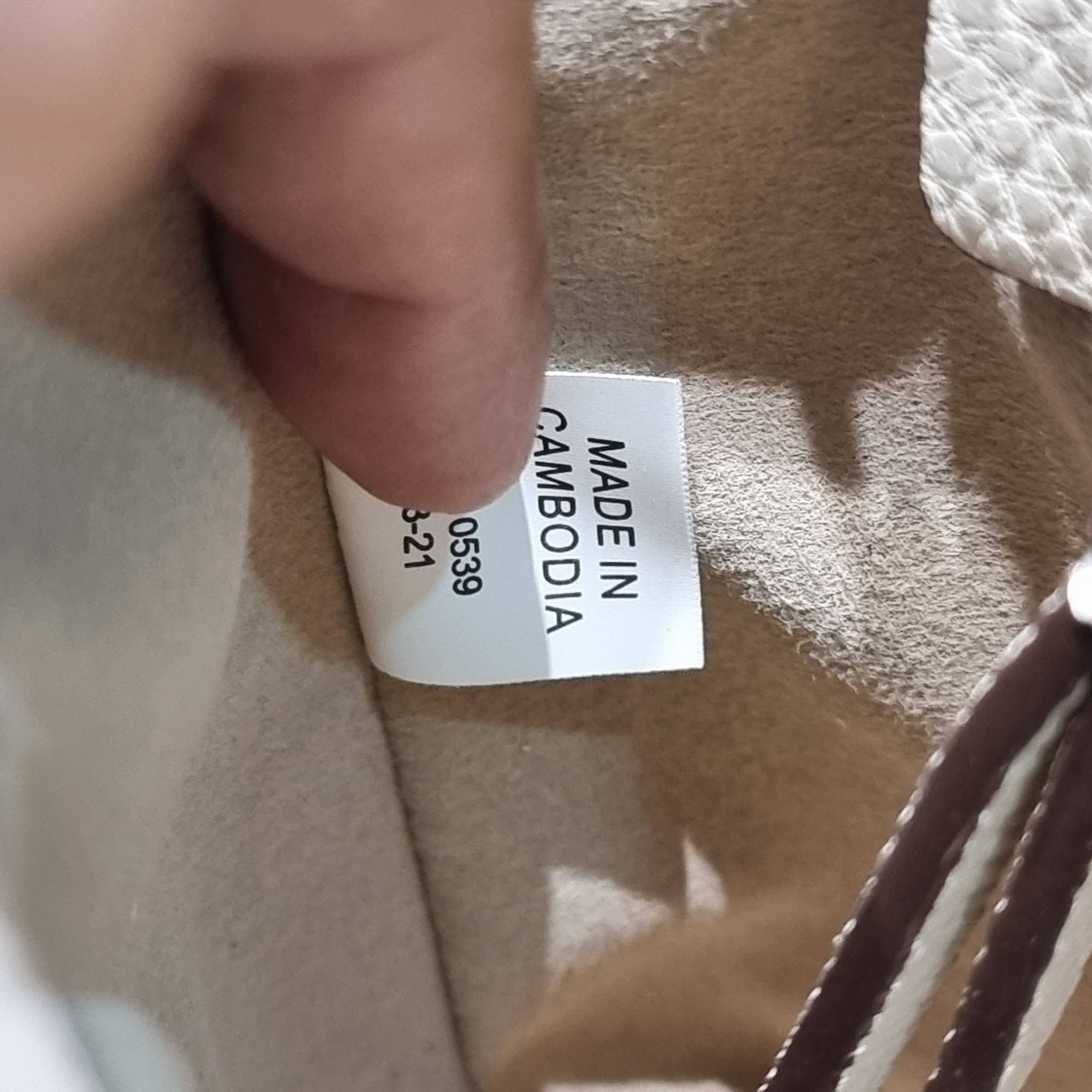 TORY BURCH LIMITED-EDITION SHOULDER BAG รุ่นลิมิเต็ด กับกระเป๋าสะพายไหล่ทรงผู้ดี ที่ผลิตมาในจำนวนจำกัด โดดเด่นด้วยอะไหล่ทองคลาสสิคหรูหรา