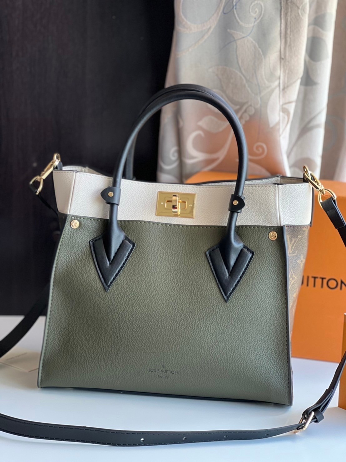 หนังแท้ LV On My Side PM กระเป๋าโท้ทขนาดกะทัดรัดที่ผลิตจากหนังลูกวัวเนื้อนุ่ม เกรดออริจินอล ภาพสินค้าถ่ายจากงานขายจริง ใช้งานต่างประเทศได้