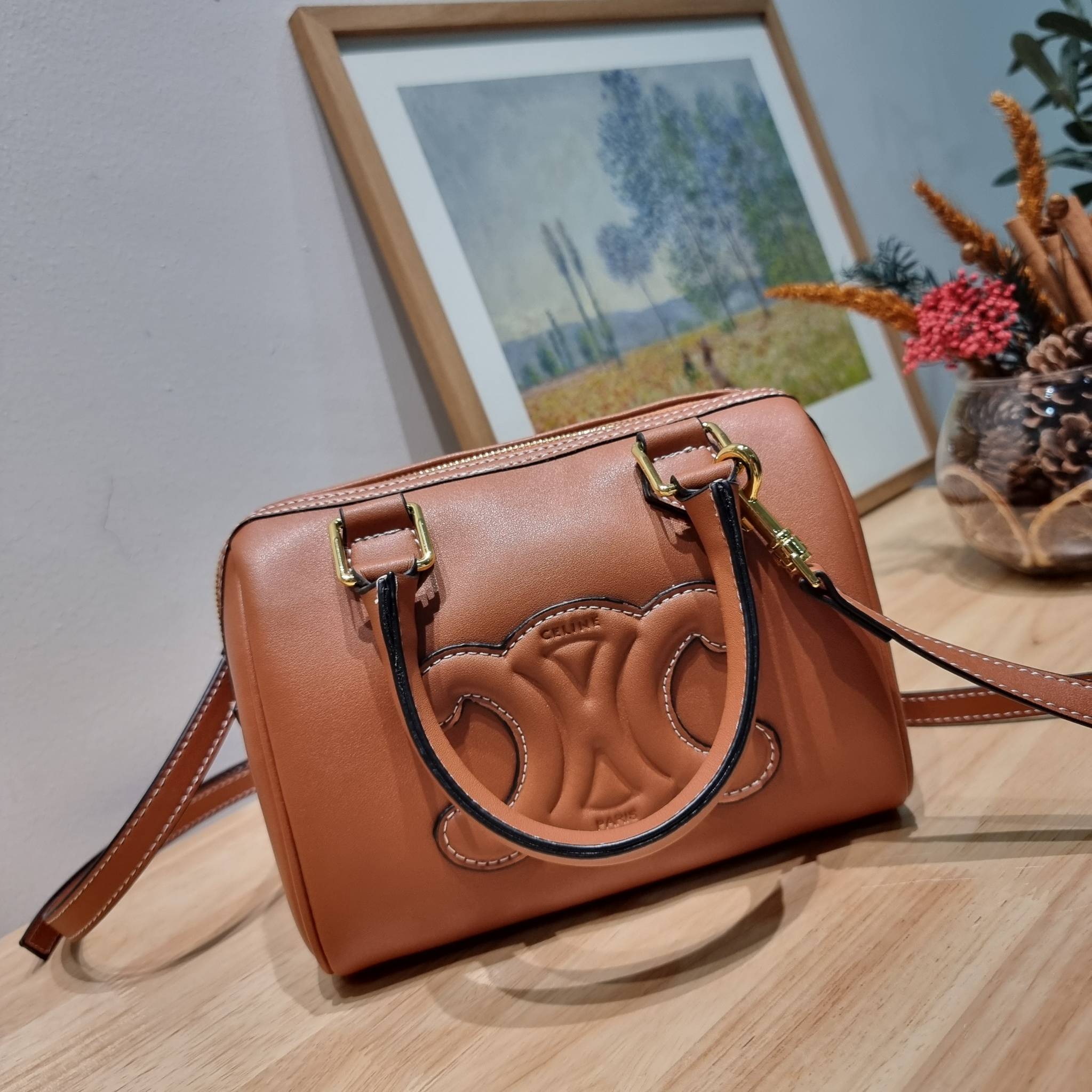 CELINE SMALL BOSTON CUIR TRIOMPHE IN SMOOTH LEATHER ฮิตมากกับสุดยอดความคลาสสิค ในรูปทรงสวย กับกระเป๋าสะพายทรงหมอน กะทัดรัด ขนาดกำลังดี ใช้งานสะดวก วัสดุหนังผิวเรียบ สวยคม