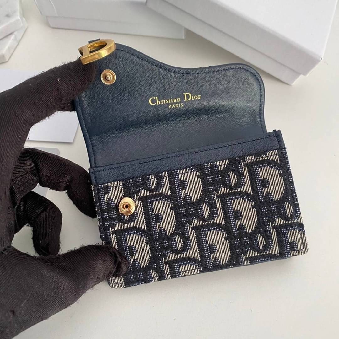 DIOR Wallet / DIOR SADDLE FLAP CARD HOLDER กระเป๋าใส่เหรียญใส่การ์ดงานหนังแท้และผ้าแจ็คการ์ด อะไหล่ทอง มาพร้อม กล่อง ถุงผ้า ถุงกระดาษ พร้อมส่งที่ไทย ภาพสินค้าถ่ายจากงานขายจริง ใช้งานต่างประเทศได้