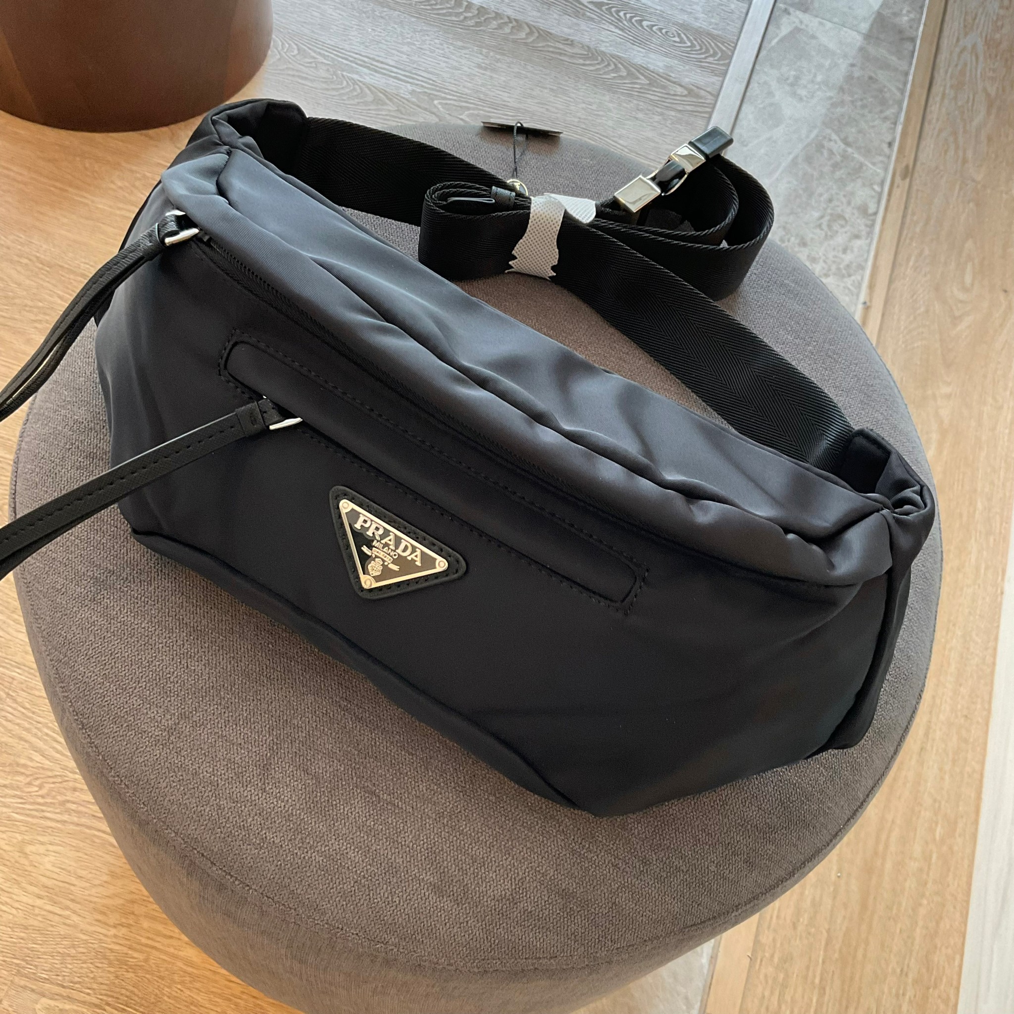 Prada Nylon Belt Bag รุ่นยอดฮิต! กระเป๋าคาดอก น้ำหนักเบา ดีไซน์เป็นเอกลักษณ์ เหมาะกับสายStreet มากๆค่ะ ทรงสาย จุของได้เยอะ ด้านหน้าประดับมีป้ายโลหะโลโก้แบรนด์