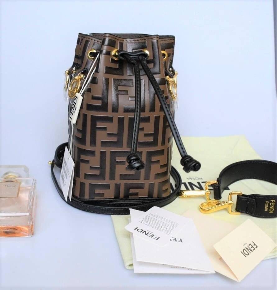 Fendi MonTresor mini Bucket Bag กระเป๋าถือหรือสะพายข้าง วัสดุหนังแท้หนังแข็ง ทรงขนมจีบ ลายแบรนด์ อะไหล่ทองหรูหรา จุของได้เยอะ น้ำหนักเบา ตั้งอยู่ทรง ด้านในโล่ง มี2สาย สายสั้น+ยาว ถอดสายได้ Crossbody ได้ สายยาวปรับระดับได้ คุ้มสุดๆ ใบนี้ไม่ควรพลาดค่ะ ดาราเ