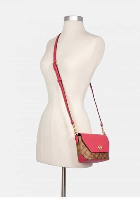 คอลเลคชั่นใหม่ ทั้งสวยทั้งคุณภาพค่ะ😘 COACH KARLEE CROSSBODY BAG 💐พร้อมส่ง ได้ไปไม่ผิดหวังแน่นอนค่ะ! สวยๆแบบคนดังระดับโลกกันค่าา กระเป๋าสะพายแบบครอสบอดี้ร์ หนังแท้นิ่มสวยงามมากๆค่ะ รูปทรงน่ารักกระทัดรัด เปิดปิดกระเป๋าแบบหมุนล็อค ภายในสามารถ