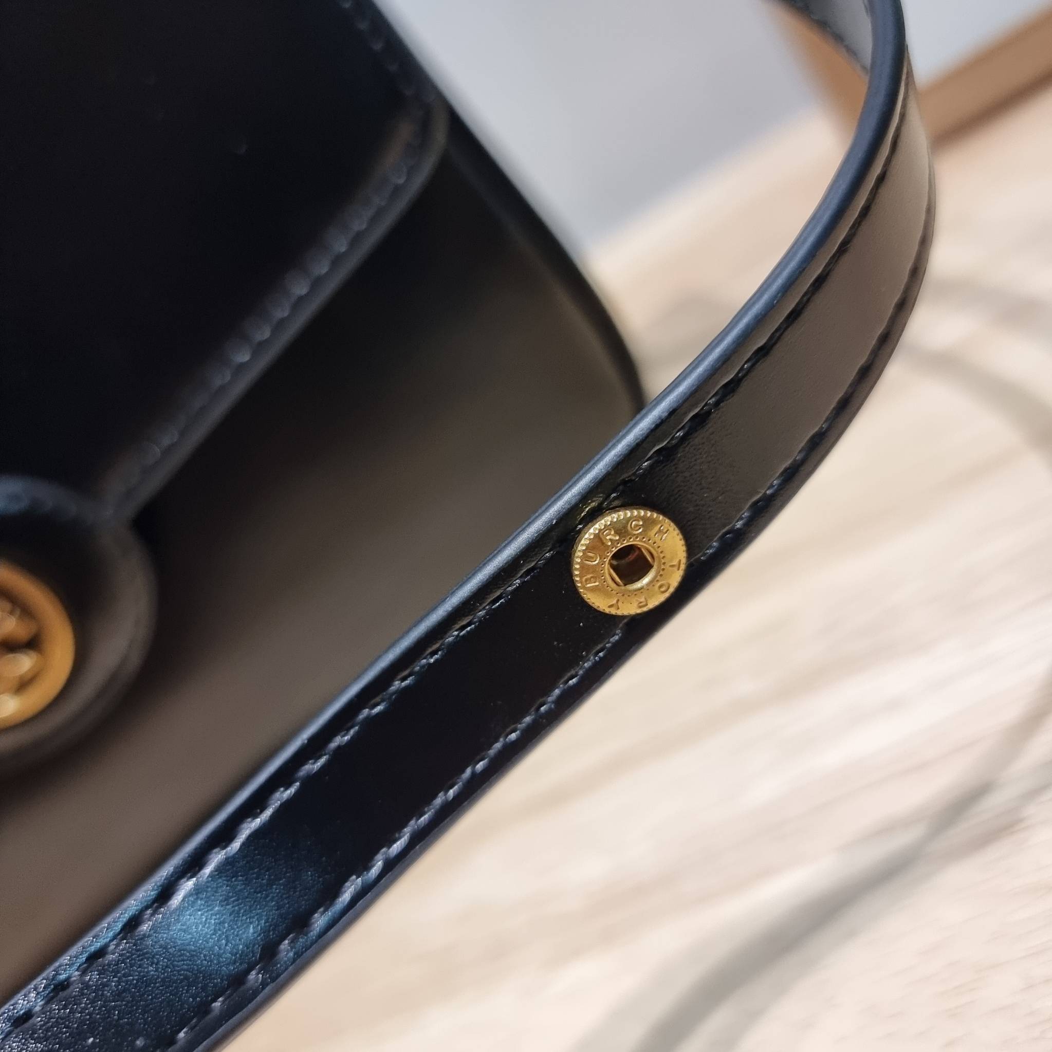 TORY BURCH ROBINSON SPAZZOLATO CONVERTIBLE SHOULDER BAG คอลเลคชั่นใหม่ สวยก่อนใคร ในราคาสุดคุ้ม! กับกระเป๋าสะพายไหล่ ดีไซน์สุดหรู หนังแก้วเงาสวยคม สีผู้ดี รูปทรงใช้งานได้ทุกลุค