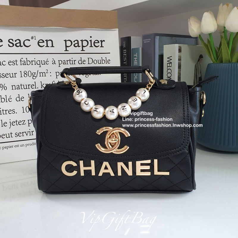 CHANEL VIP GIFT SHOULDER BAG รุ่น LIMITED จากงาน VIP GIFT(GWP) **มันดียยยย์มากแม่ ของแท้100% วัสดุหนังคาเวียร์เต็มใบ ด้านหน้าประดับโลโก้ทองสุดหรู ประดับสายร้อยลูกปัด CHANEL ฝากระเป๋่เปิดปิดด้วยกระดุมแป้กหมุน ด้านในรูดซิปอีกชั้น ช่องใหญ่กว้าง ด้านนึงเป็นช่