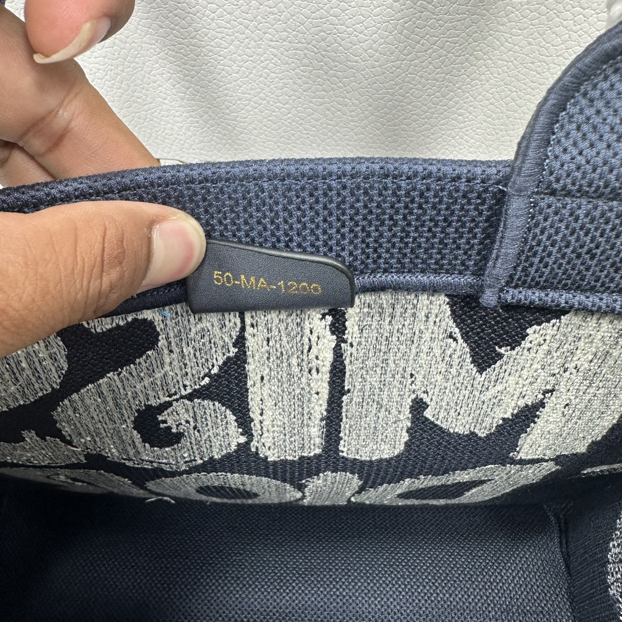 ORI หนังแท้ | Dior BookTote Blue Miss Dior Embroidery Tote Bag กระเป๋าทรงโท้ทคอลใหม่ โทนดำคลาสสิก สวยงามและหรูหรา