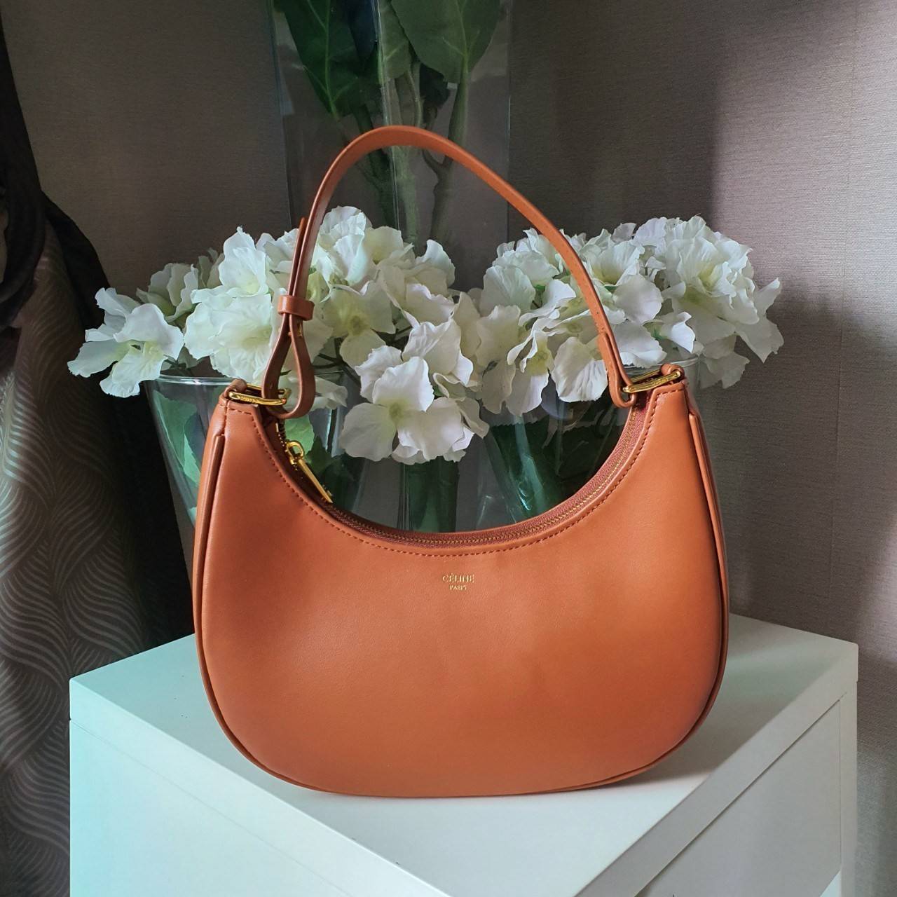 CELINE SHOULDER BAG VIP GIFT WITH PURCHASE (GWP) AVA BAG IN SMOOTH CALFSKIN พรีเมี่ยมกิ๊ฟ Limited Edition จาก CELINE HAUTE PARFUME DUTYFREE COUNTER วัสดุหนังสังเคราะห์เรียบสวย ดีไซน์สวยหรูฮิตสุดในเกาหลี! หนังสวยอยู่ทรงกันน้ำ เปิดปิดด้วยซิปแบรนด์ ภายในโล่ง