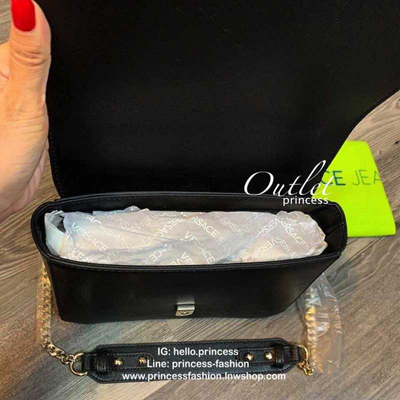 VERSACE JEANS BAG กระเป๋าสะพายจากแบรนด์ดัง วัสดุ Saffiano PVC คุณภาพดี นิ่ม น้ำหนักเบา ด้านหน้าประดับด้วยโลโก้แบรนด์สุดหรู เปิดปิดกระเป๋าแบบกระดุมแม่เหล็ก ด้านในโล่งกว้างมีช่องซิปและช่องเล็กสำหรับใส่ของ ซับในลายแบรนด์ สายสะพายโซ่สลับหนังรุ่นนี้สามารถสะพาย